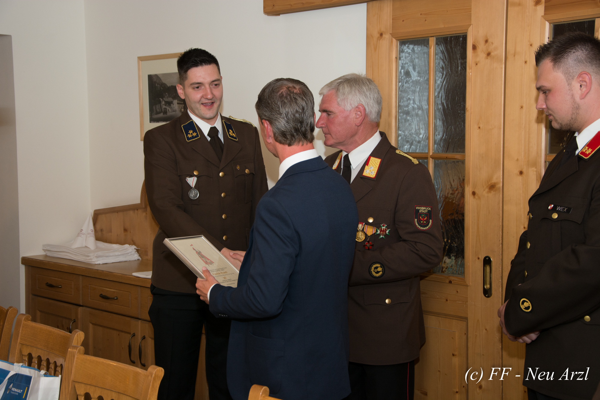 Im Rahmen einer erweiterten Ausschusssitzung wurden die Kameraden Clemens Eberharter und Patrick Prantl gemeinsam mit Vizebürgermeister und Feuerwehreferent Christoph Kaufmann,  Bezirkskommandanten Walter Laimgruber und dem Kommandanten der FF Neu Arzl Rene Wex für Ihre 20-jährige Tätigkeit für die Feuerwehr der Stadt Innsbruck geehrt. Ein herzliches Dankeschön für ihre Bereitschaft im Sinne der Sicherheit für die Bürgerinnen und Bürger der Stadt Innsbruck.