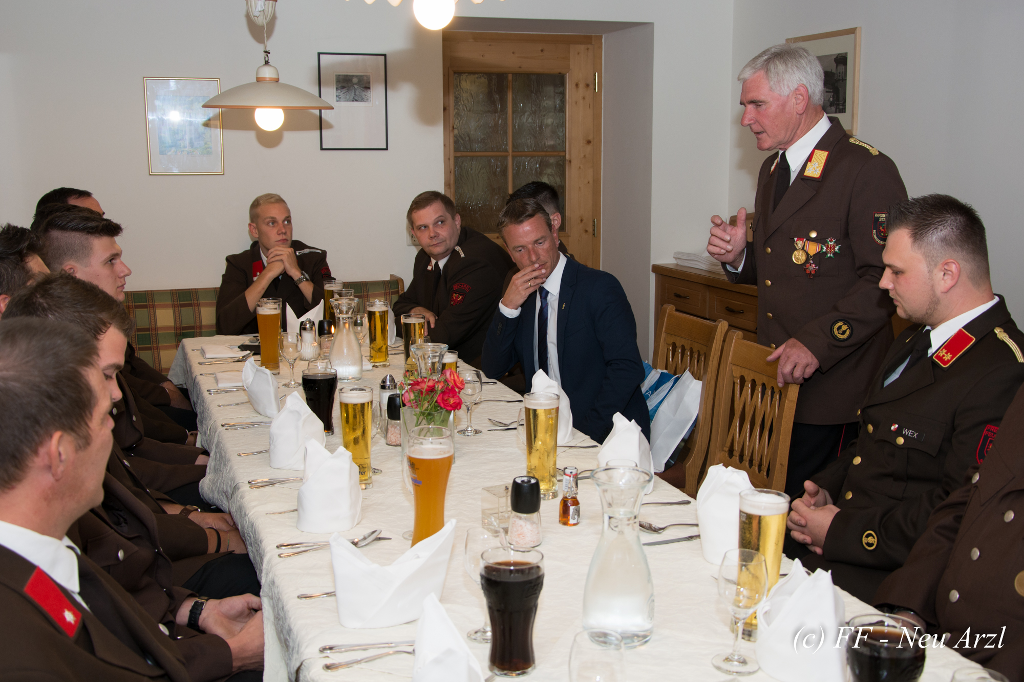 Im Rahmen einer erweiterten Ausschusssitzung wurden die Kameraden Clemens Eberharter und Patrick Prantl gemeinsam mit Vizebürgermeister und Feuerwehreferent Christoph Kaufmann,  Bezirkskommandanten Walter Laimgruber und dem Kommandanten der FF Neu Arzl Rene Wex für Ihre 20-jährige Tätigkeit für die Feuerwehr der Stadt Innsbruck geehrt. Ein herzliches Dankeschön für ihre Bereitschaft im Sinne der Sicherheit für die Bürgerinnen und Bürger der Stadt Innsbruck.