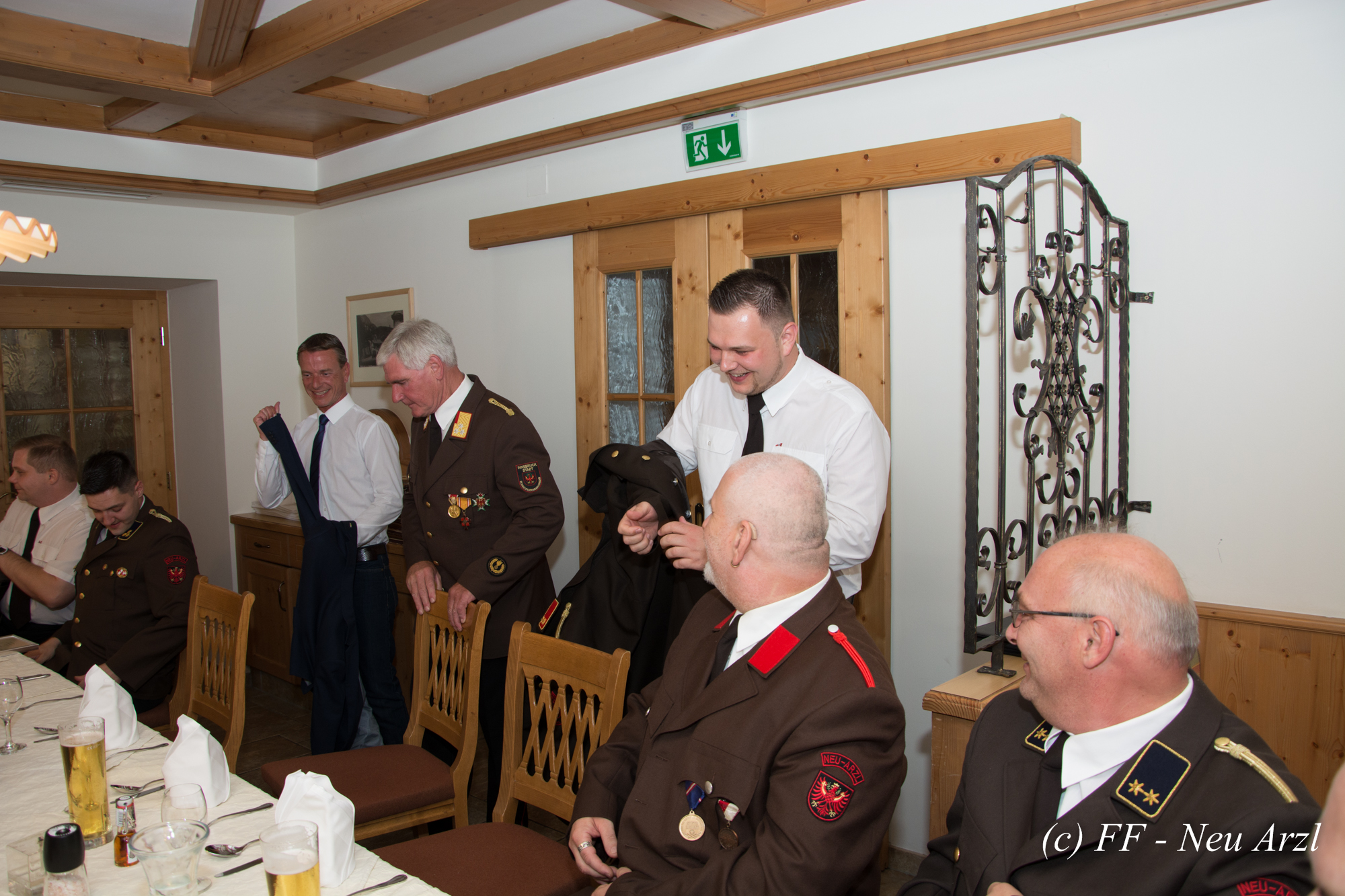 Im Rahmen einer erweiterten Ausschusssitzung wurden die Kameraden Clemens Eberharter und Patrick Prantl gemeinsam mit Vizebürgermeister und Feuerwehreferent Christoph Kaufmann,  Bezirkskommandanten Walter Laimgruber und dem Kommandanten der FF Neu Arzl Rene Wex für Ihre 20-jährige Tätigkeit für die Feuerwehr der Stadt Innsbruck geehrt. Ein herzliches Dankeschön für ihre Bereitschaft im Sinne der Sicherheit für die Bürgerinnen und Bürger der Stadt Innsbruck.