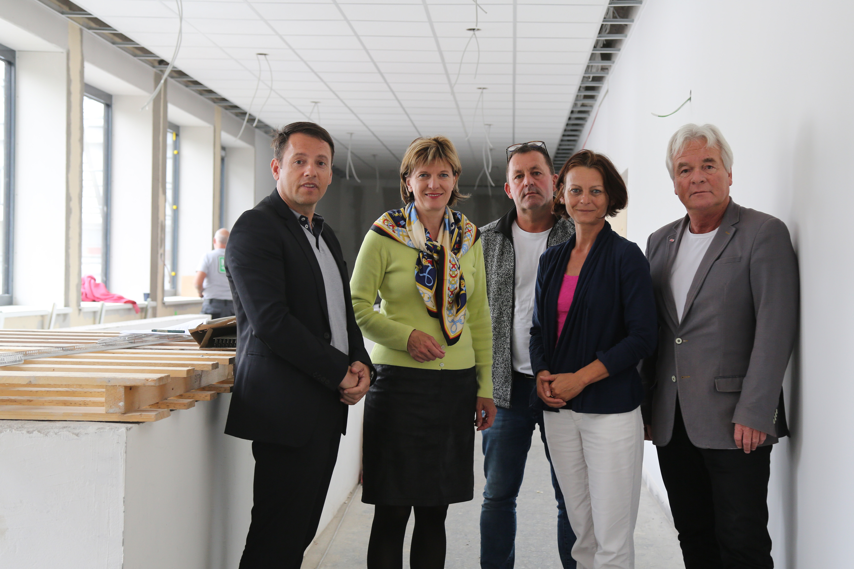 Bei der Baustellenbegehung in der Volksschule Angergasse (v.l.): IIG-GF Franz Danler, Bürgermeisterin Christine Oppitz-Plörer, Bauleiter Klaus Nagl, Vizebürgermeisterin Sonja Pitscheider und Bildungsstadtrat Ernst Pechlaner