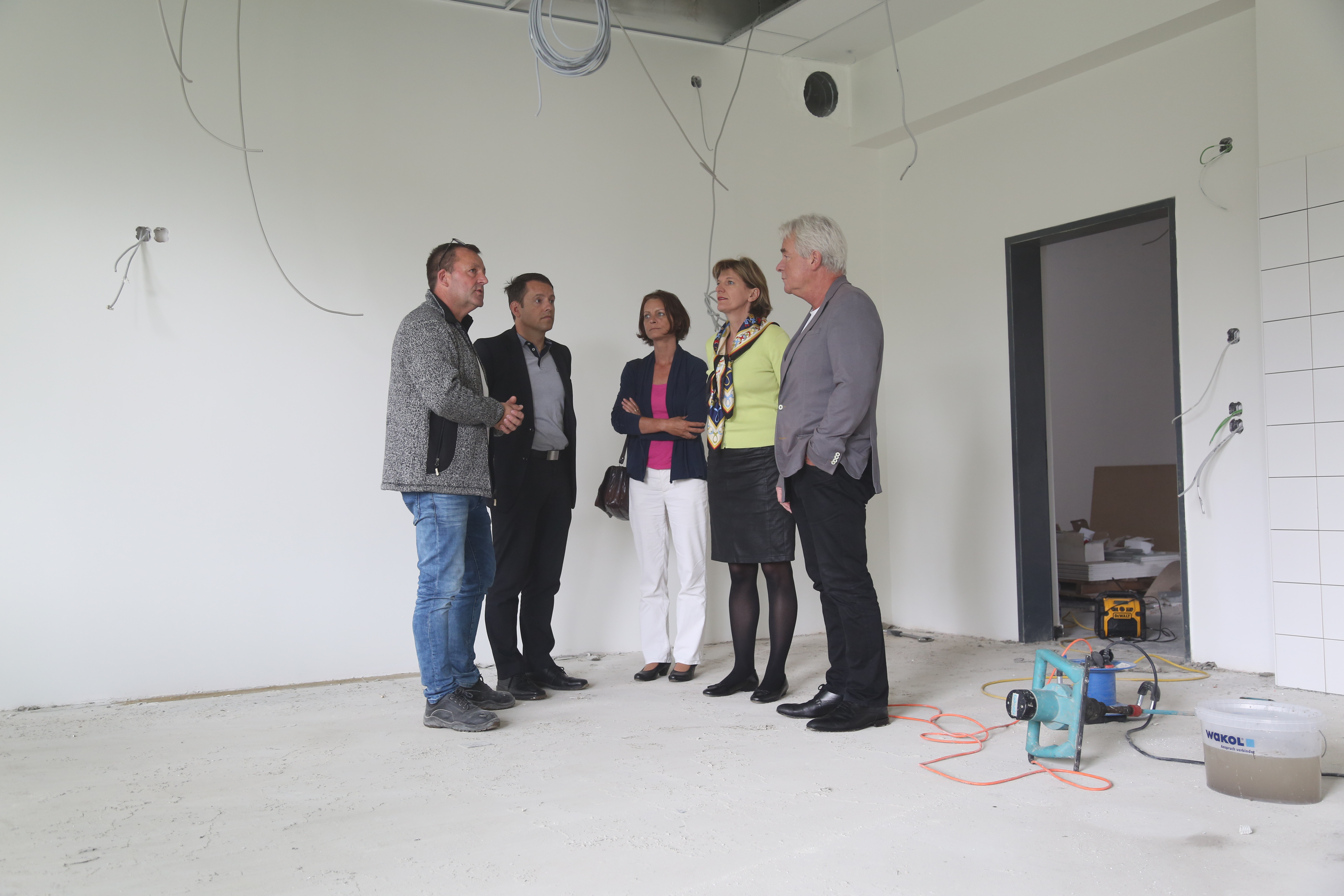 Bauleiter Klaus Nagl (l.) erläutert bei der Baustellenbesichtigung die umfassenden Maßnahmen in der VS Angergasse mit (v.l.) IIG-GF Franz Danler, Vizebürgermeisterin Sonja Pitscheider, Bürgermeisterin Christine Oppitz-Plörer und Stadtrat Ernst Pechlaner.