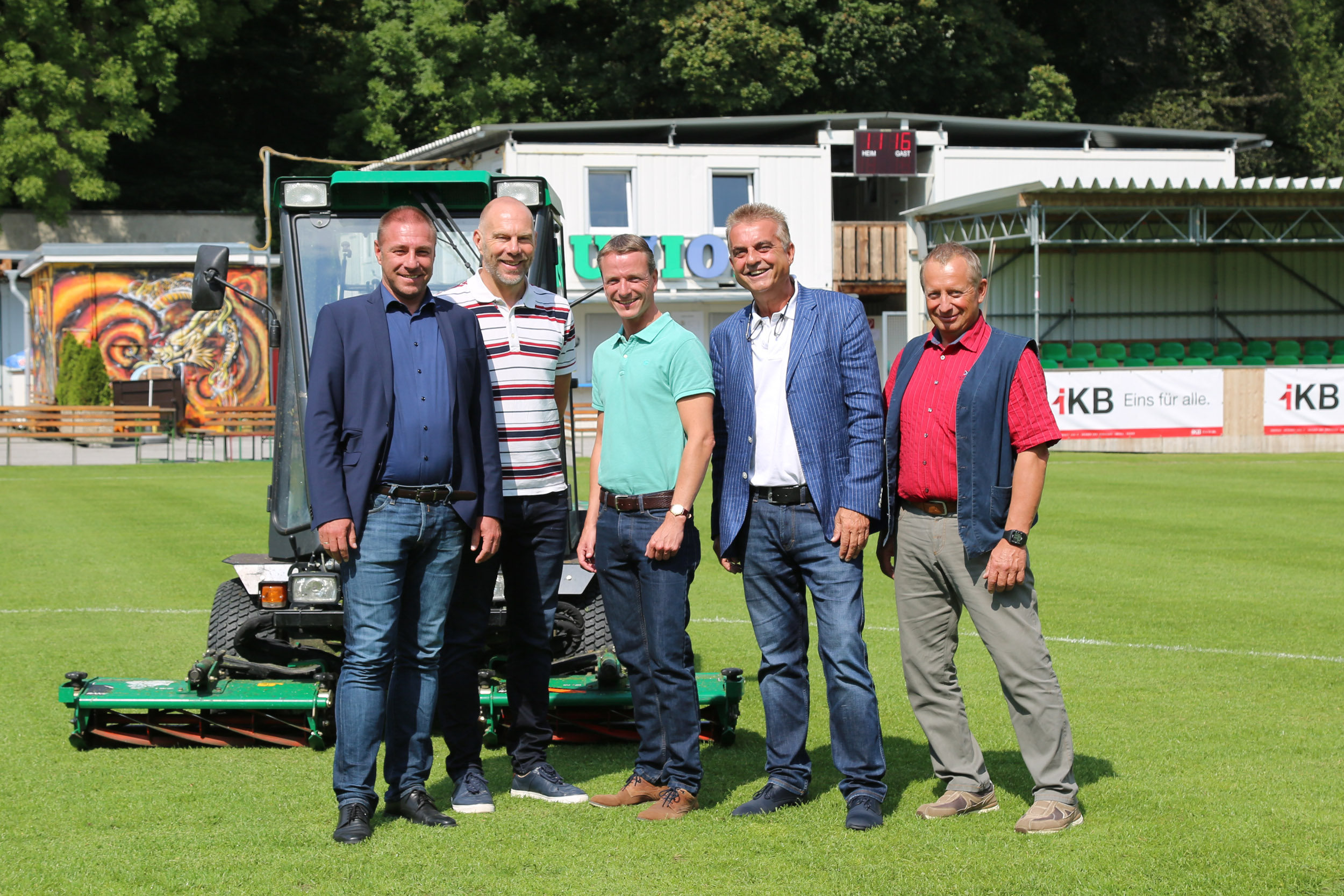 Bei der offiziellen Übergabe des neu sanierten Rasenplatzes am Sportplatz Fenner (v.l.): Christian Nigg (Sportlicher Leiter, Union Innsbruck), Thomas Waimann (Referats-leiter städtische Sportanlagen), Sportreferent Vizebürgermeister Christoph Kaufmann, Herbert Lener (Obmann Union Innsbruck) und Max Stern (städtische Sportplätze)