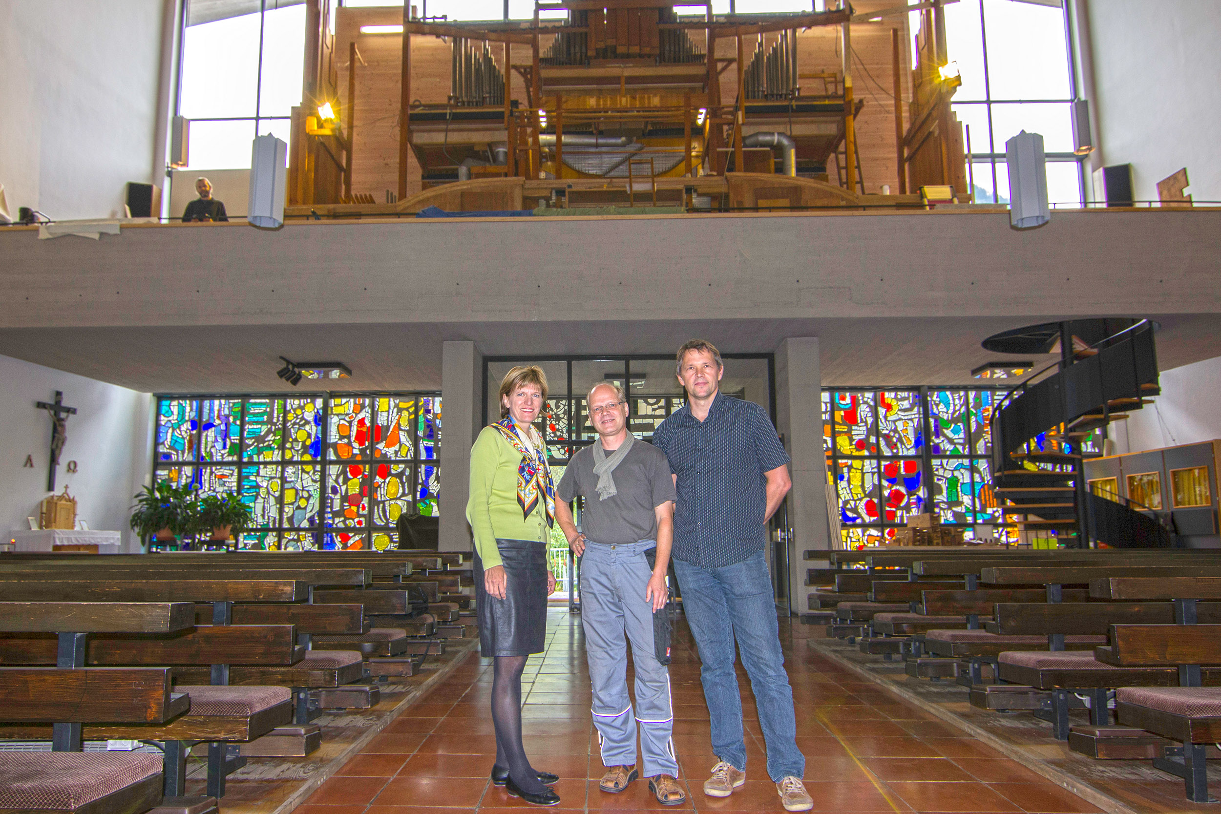 Bürgermeisterin Mag.a Christine Oppitz-Plörer überzeugte sich auf Einladung von Orgelbaumeister Andreas Rösel und Josef Pohl (Pfarrgemeinderat Ötztal Bahnhof) vom neuen Standort der Stadtsaalorgel.
