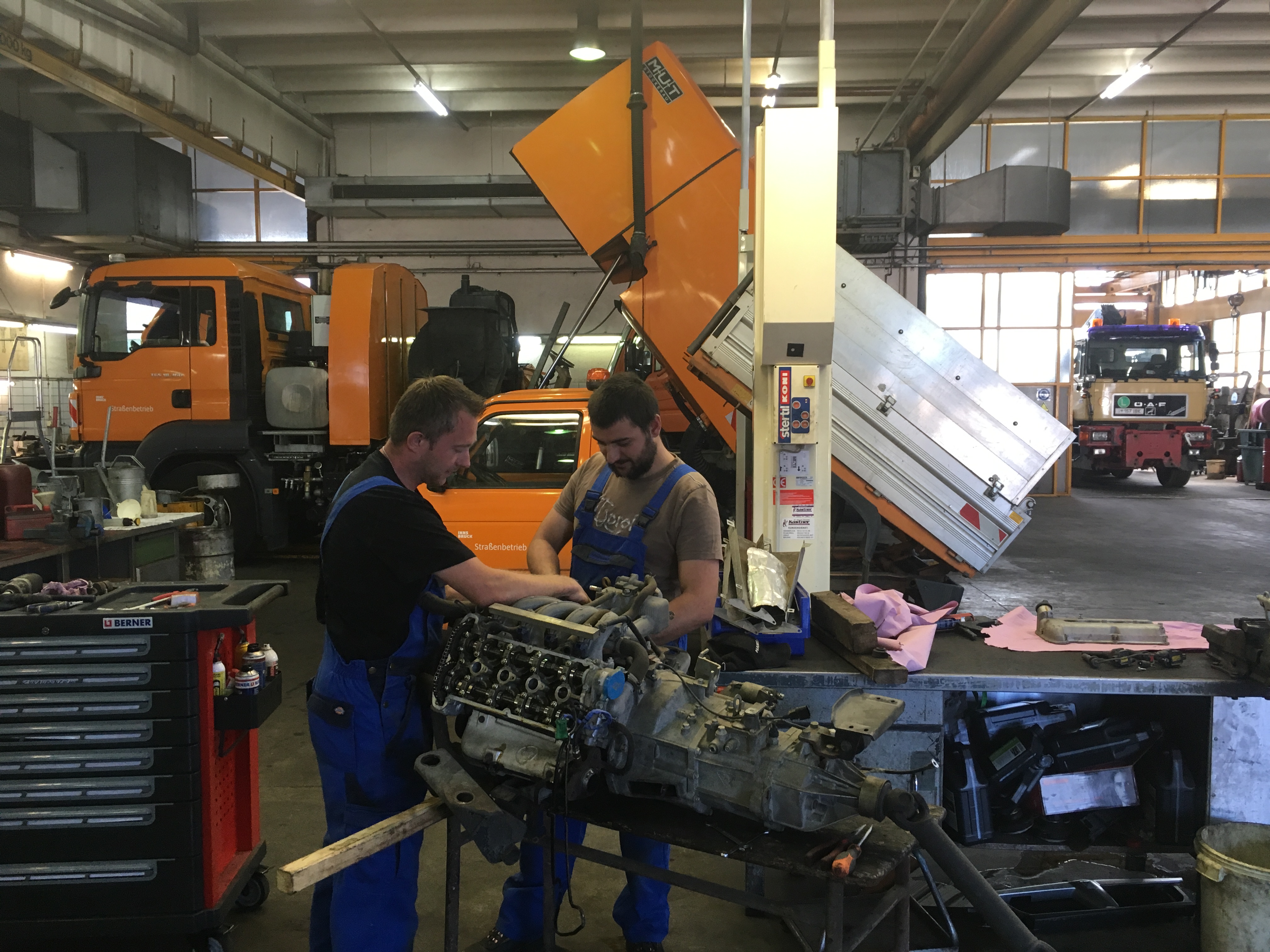 Mechaniker aus der städtischen Werkstatt nehmen sich eines kaputten Motors an.