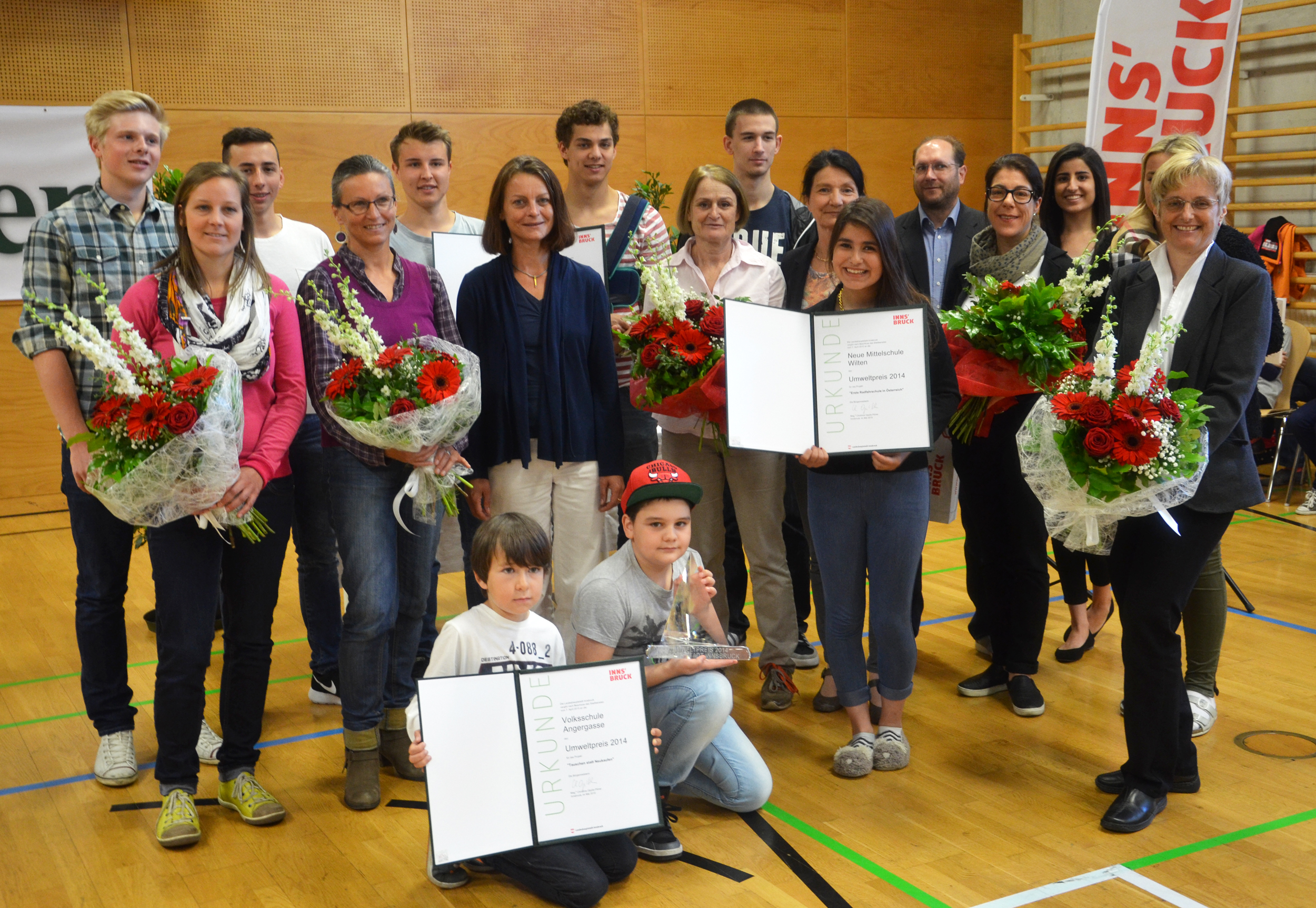 Zwei Innsbrucker Schulen gewannen zuletzt den Umweltpreis: Sowohl die Jugendlichen aus der NMS Wilten als auch die Klasse 3D der VS Angergasse konnten mit ihren Projekten überzeugen. Vizebürgermeisterin Sonja Pitscheider (2. Reihe, 3.v.l.) gratulierte.