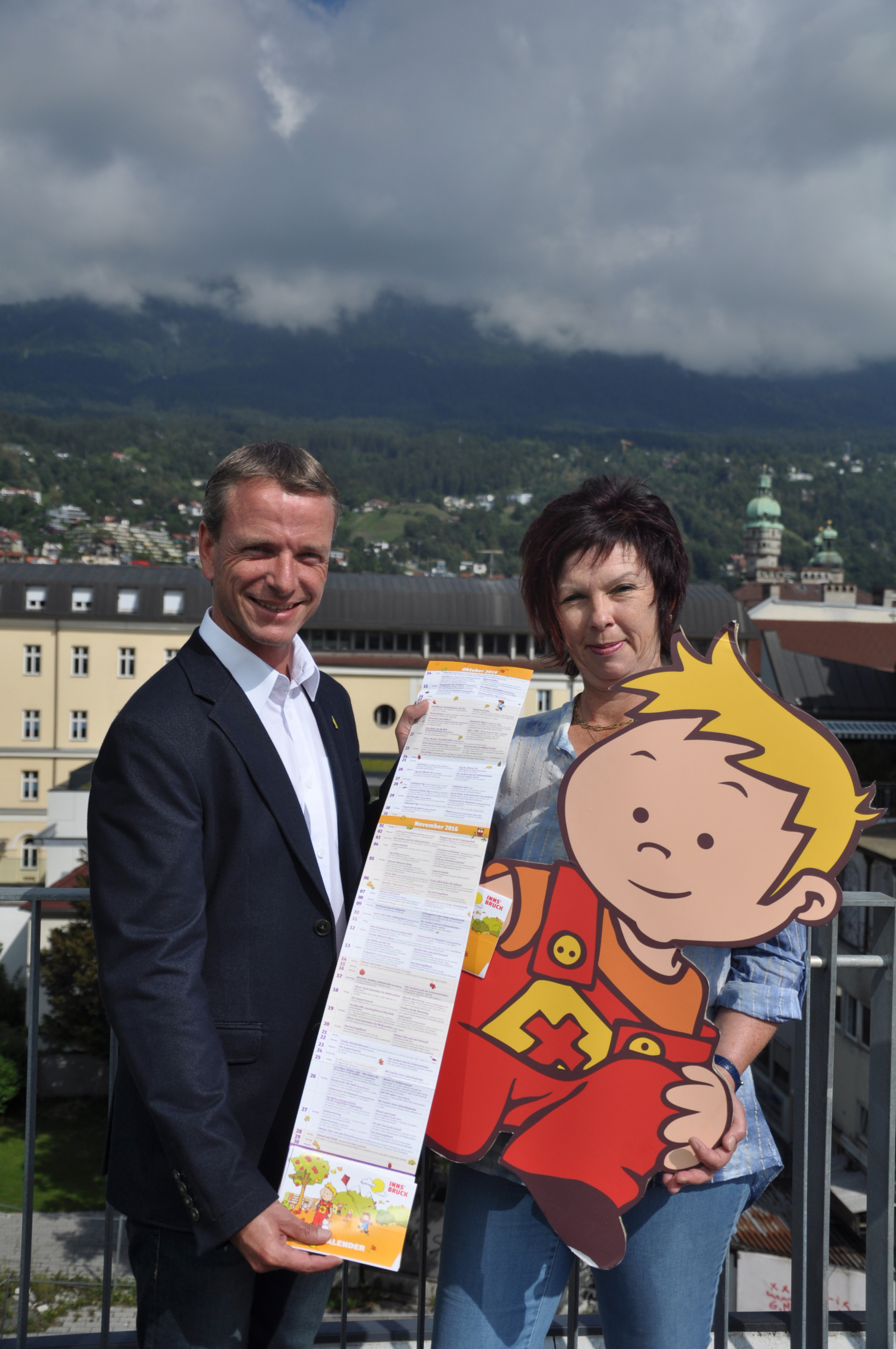 Vielfältige Freizeitgestaltung für Familien: Vizebürgermeister Christoph Kaufmann und Uschi Klee (Referat Frauen, Familien und SeniorInnen) mit der aktuellen Ausgabe des Familienkalenders für Herbst 2016.