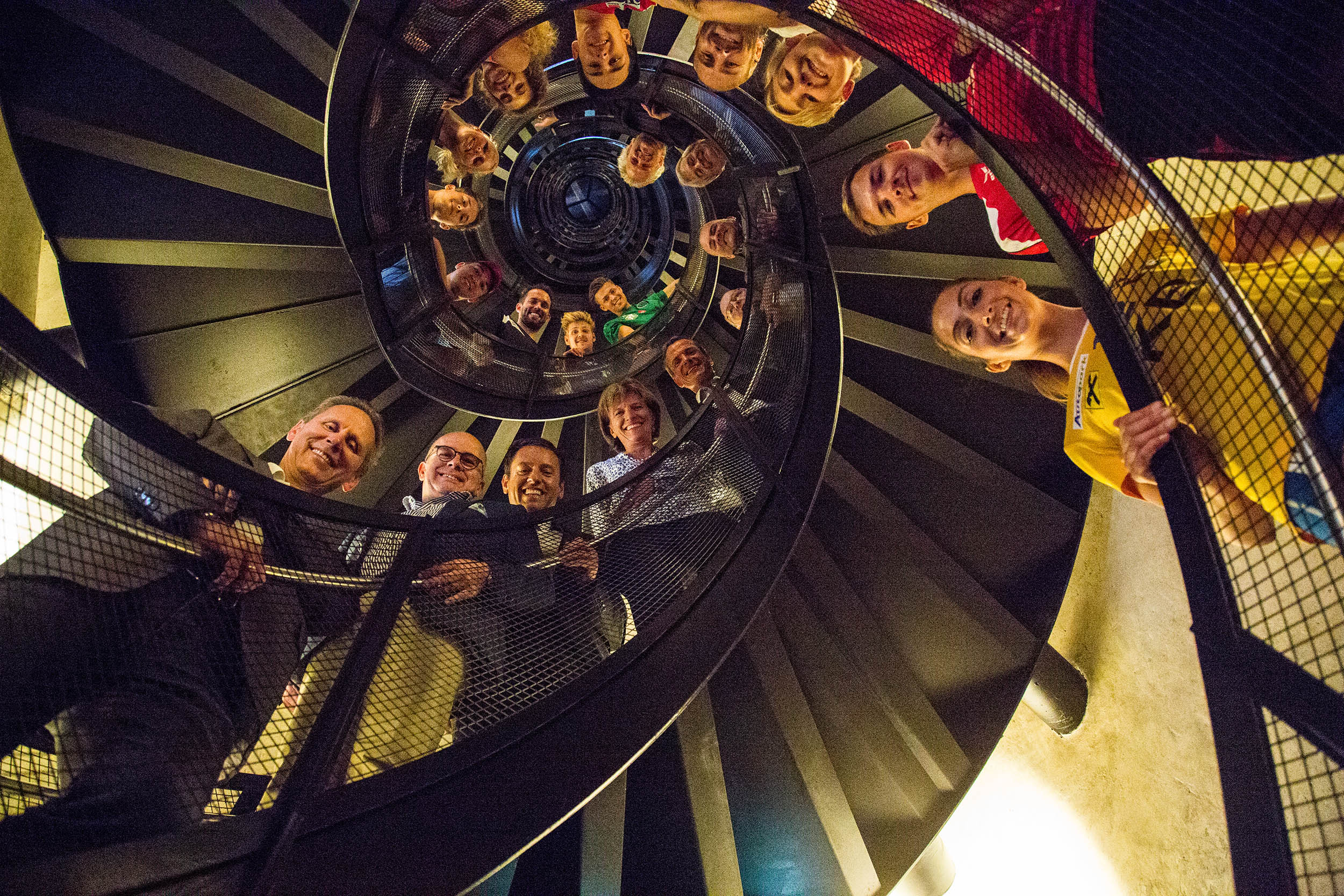 Erste Begehung nach der feierlichen Wiedereröffnung mit Bürgermeisterin Christine Oppitz-Plörer (4.v.l.), Sportreferent Vizebürgermeister Christoph Kaufmann (5.v.l.), IIG-GF Franz Danler (3.v.l.) mit Projektbeteiligten und geladenen Gästen sowie den TeilnehmerInnen des Stadtturmlaufes