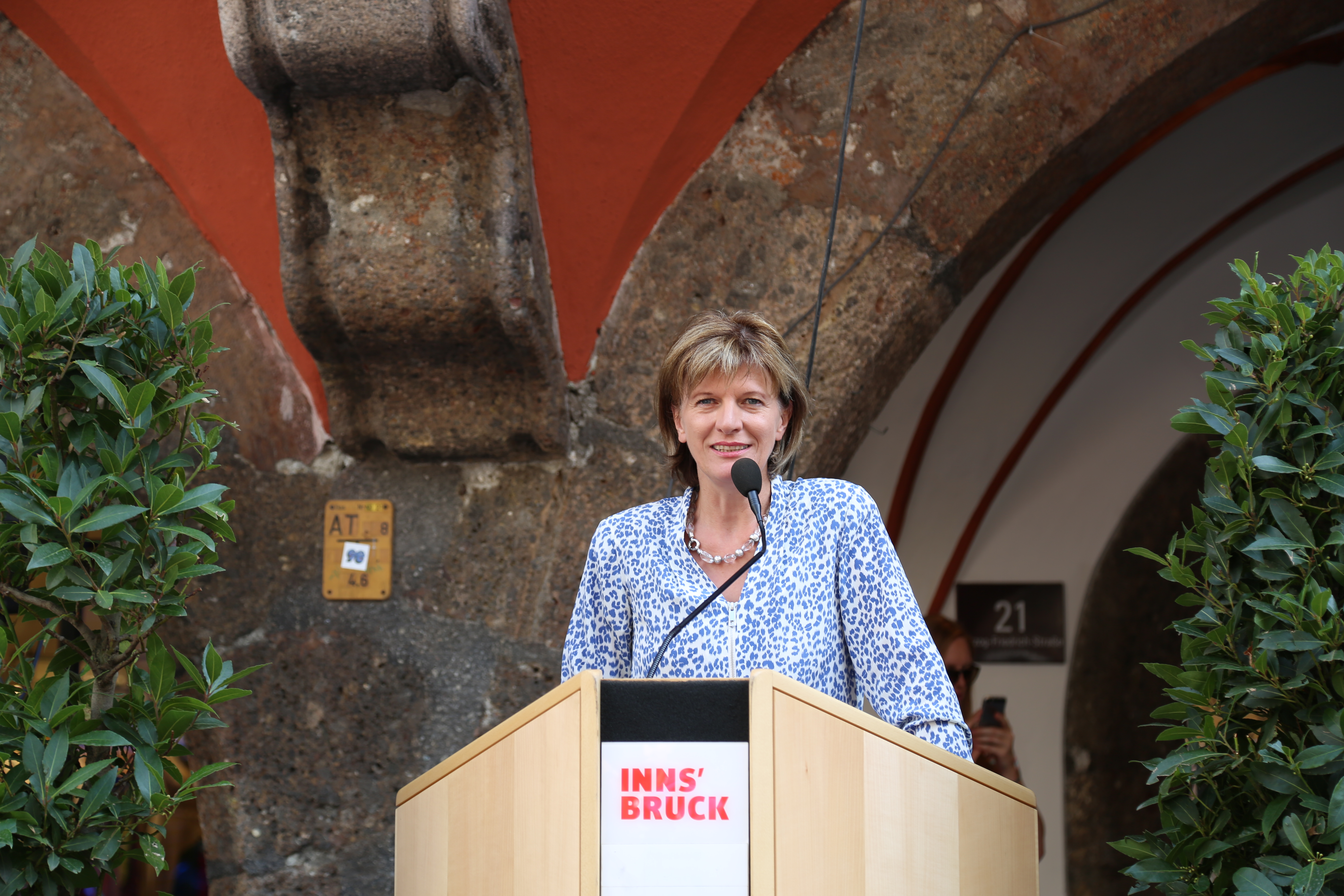 Bürgermeisterin Christine Oppitz-Plörer begrüßte die anwesenden Gäste und die TeilnehmerInnen des Stadtturmlaufes, der vom städtischen Sportamt organisiert wurde.