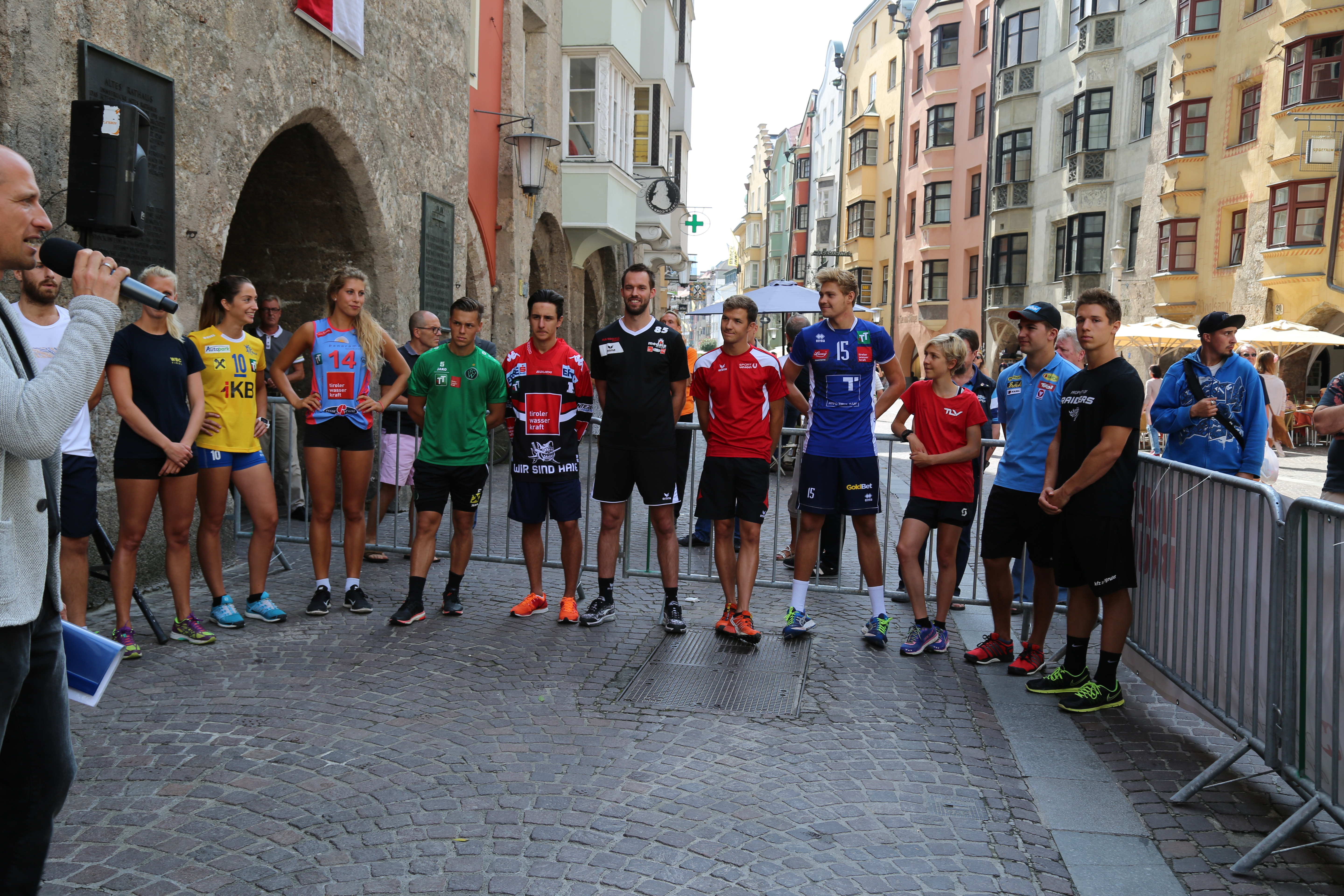 Die zwölf SportlerInnen der teilnehmenden Innsbrucker Vereine waren vor dem Lauf noch sehr entspannt.