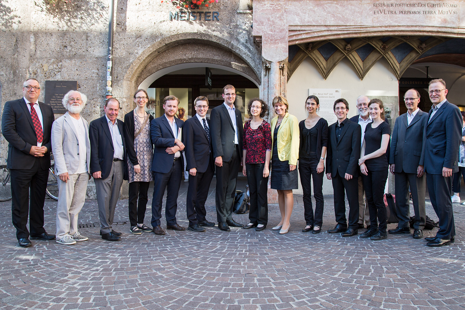 Die Jury des Paul-Hofhaimer-Preises mit Vorsitzendem Reinhard Jaud (3.v.l.), Bürgermeisterin Christine Oppitz-Plörer (Mitte), Wettbewerbsleiter Wolfram Rosenberger (1.v.l.) und sämtlichen FinalistInnen.
