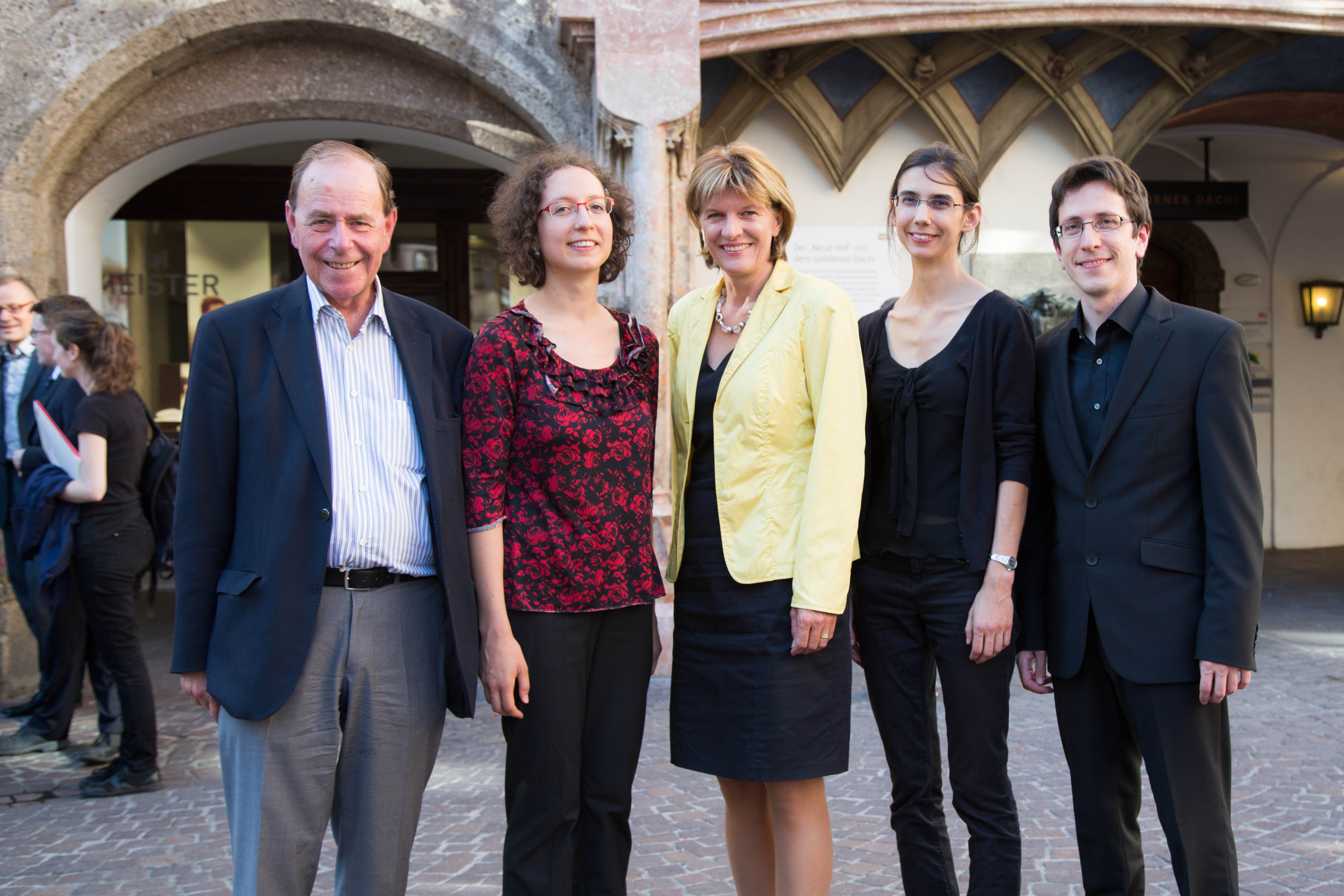 Bürgermeisterin Christine Oppitz-Plörer (Mitte) mit Juryvorsitzendem Reinhard Jaud (l.) und den PreisträgerInnen des Internationalen Orgelwettbewerbes um den Paul-Hofhaimer-Preis 2016: Aurore Marie Mercédès Baal (2.v.l.), Muriel Groz (2.v.r.) und Manuel Schuen (1.v.r.).