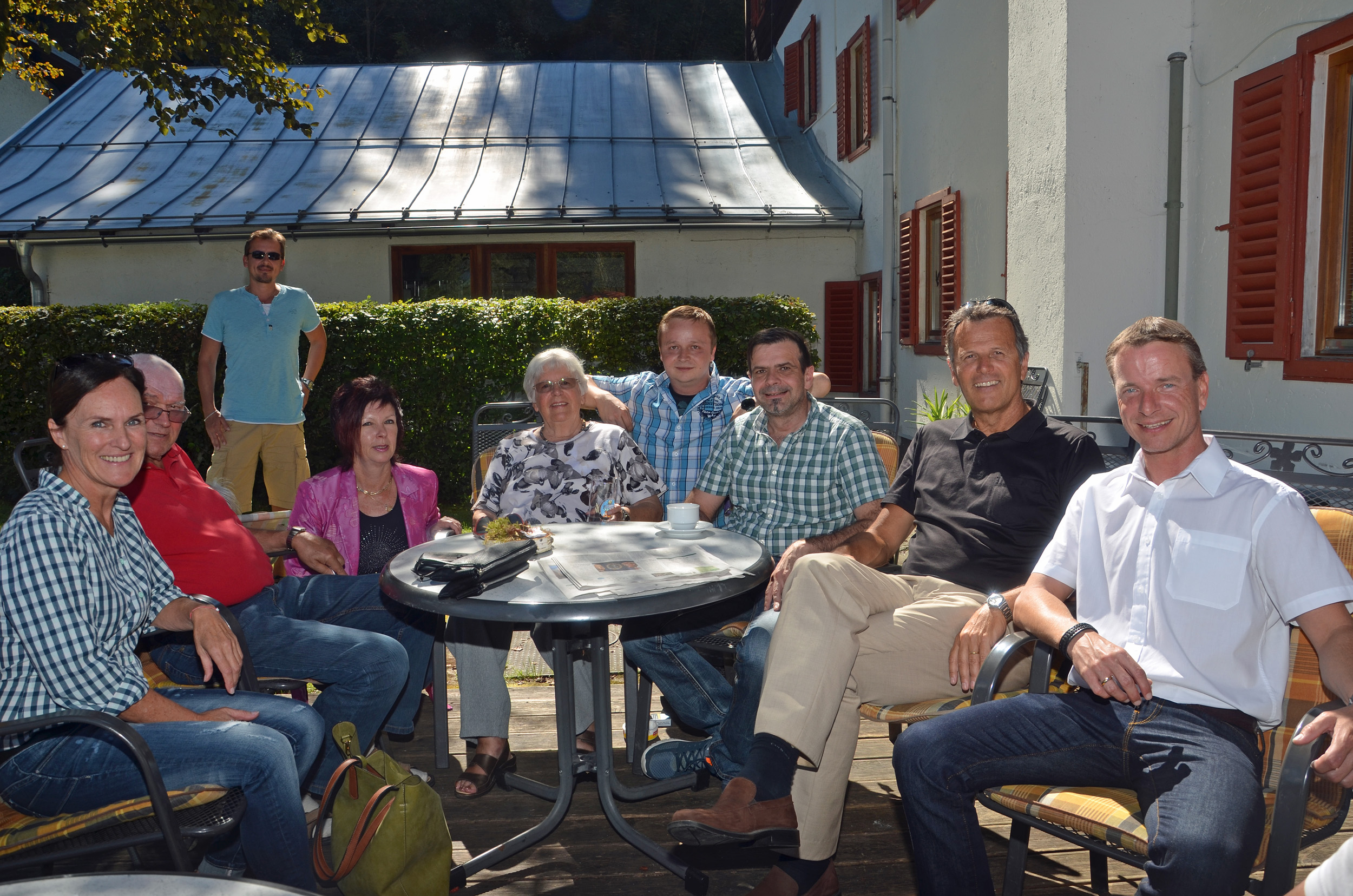 Vizebürgermeister Christoph Kaufmann (r.), AZW-Direktor Walter Draxl (2.v.r.) und Referatsleiterin Uschi Klee (3.v.l.) besuchten die SeniorInnen und das BetreuerInnen-Team rund um Kathrin Steinbacher (l.) und Projektinitiator Markus Moosbrugger, MHPE (3.v.r.) in Westendorf.