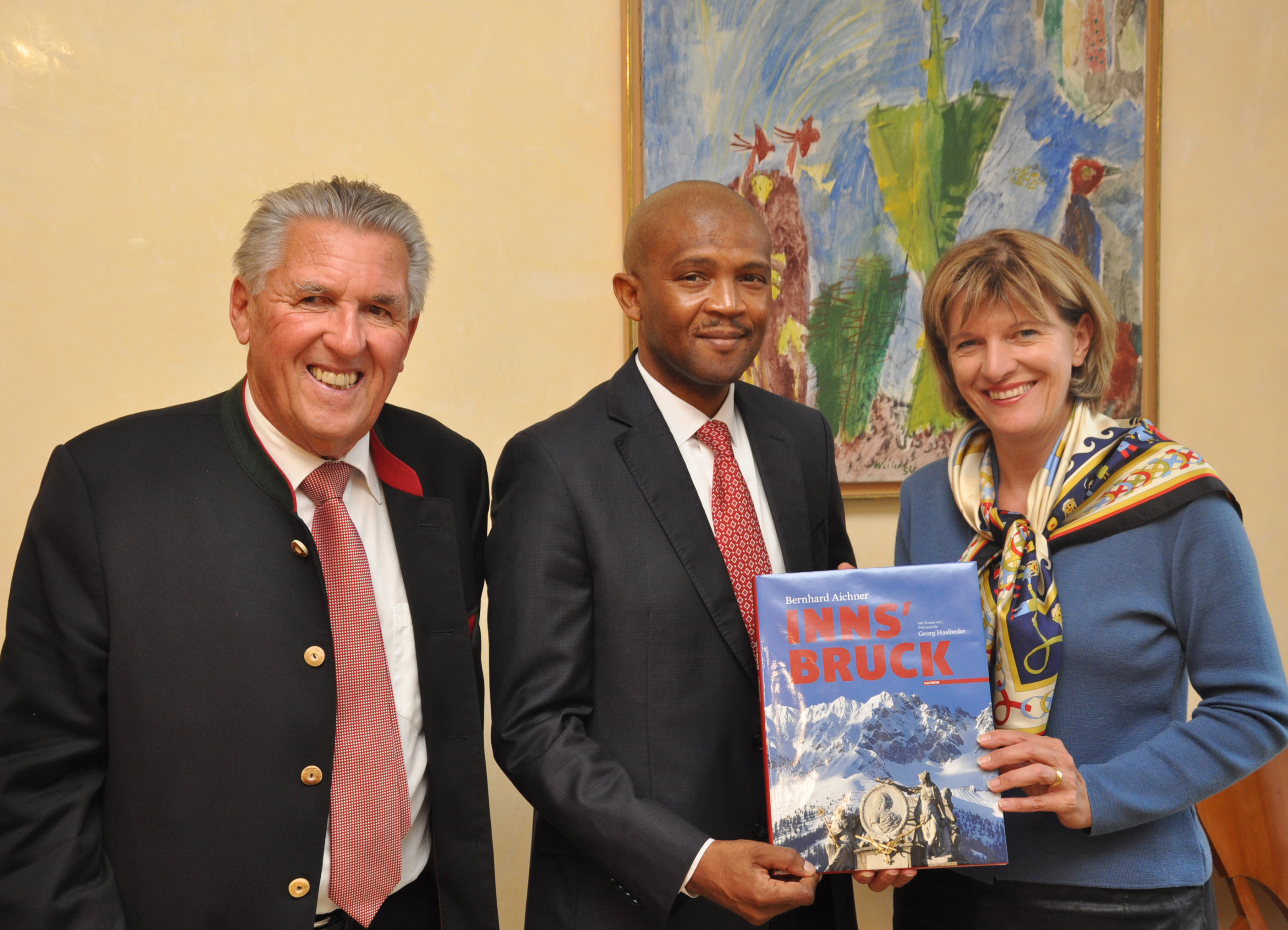 Tauschten sich beim Besuch im Innsbrucker Rathaus angeregt aus: Honorarkonsul Christof Grassmayr, Botschafter Tebogo Seokolo und Bürgermeisterin Christine Oppitz-Plörer (v.l.).