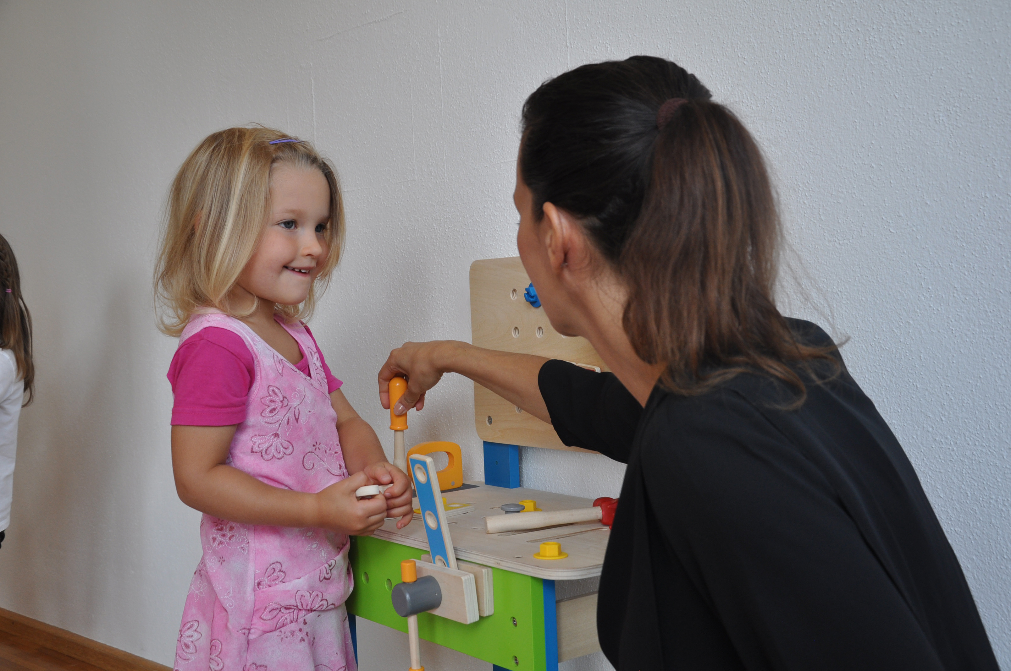 Im Sommer wurde ein Raum im Kindergarten Hötting für die ganz Kleinen adaptiert: Barbara Kolozs, die Leiterin der Kinderkrippe Hötting, mit Anna.
