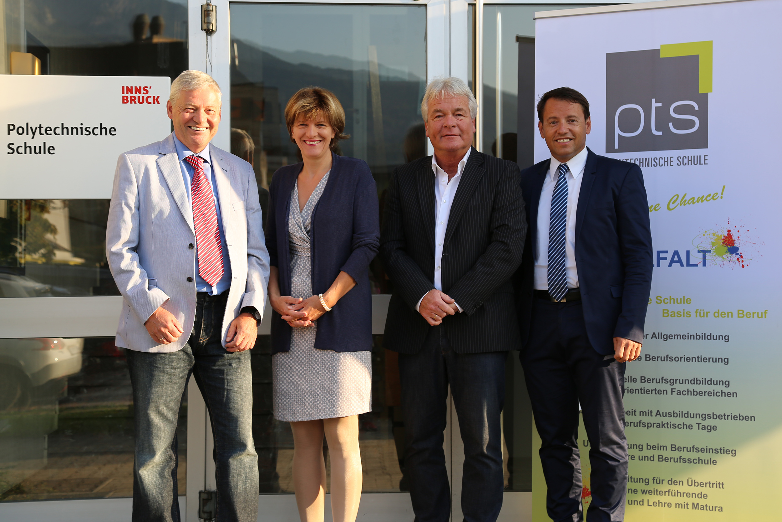 Feierten die Eröffnung der Polytechnischen Schule der Stadt Innsbruck in Hötting West am 12. September: Bürgermeisterin Christine Oppitz-Plörer (2.v.l.), Stadtrat Ernst Pechlaner (3.v.l.), IIG-Geschäftsführer Franz Danler (1.v.r.) mit Direktor Paul Hofbauer (1.v.l.).