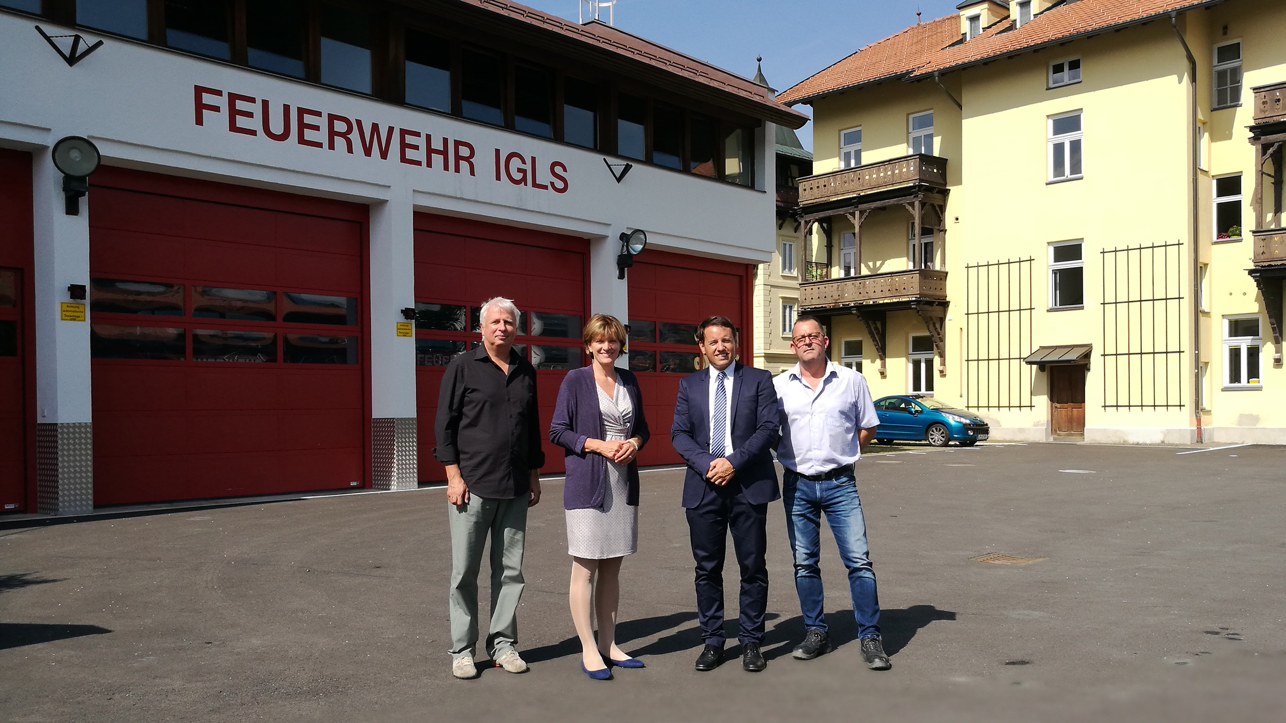 Bei der Besichtigung des fertig gestalteten Vorplatzes und neu sanierten Fassade des Vereinshauses Igls (v.l.): Architekt DI Johannes Wiesflecker, Bürgermeisterin Christine Oppitz-Plörer, IIG-GF Franz Danler und Bauleiter Klaus Nagl