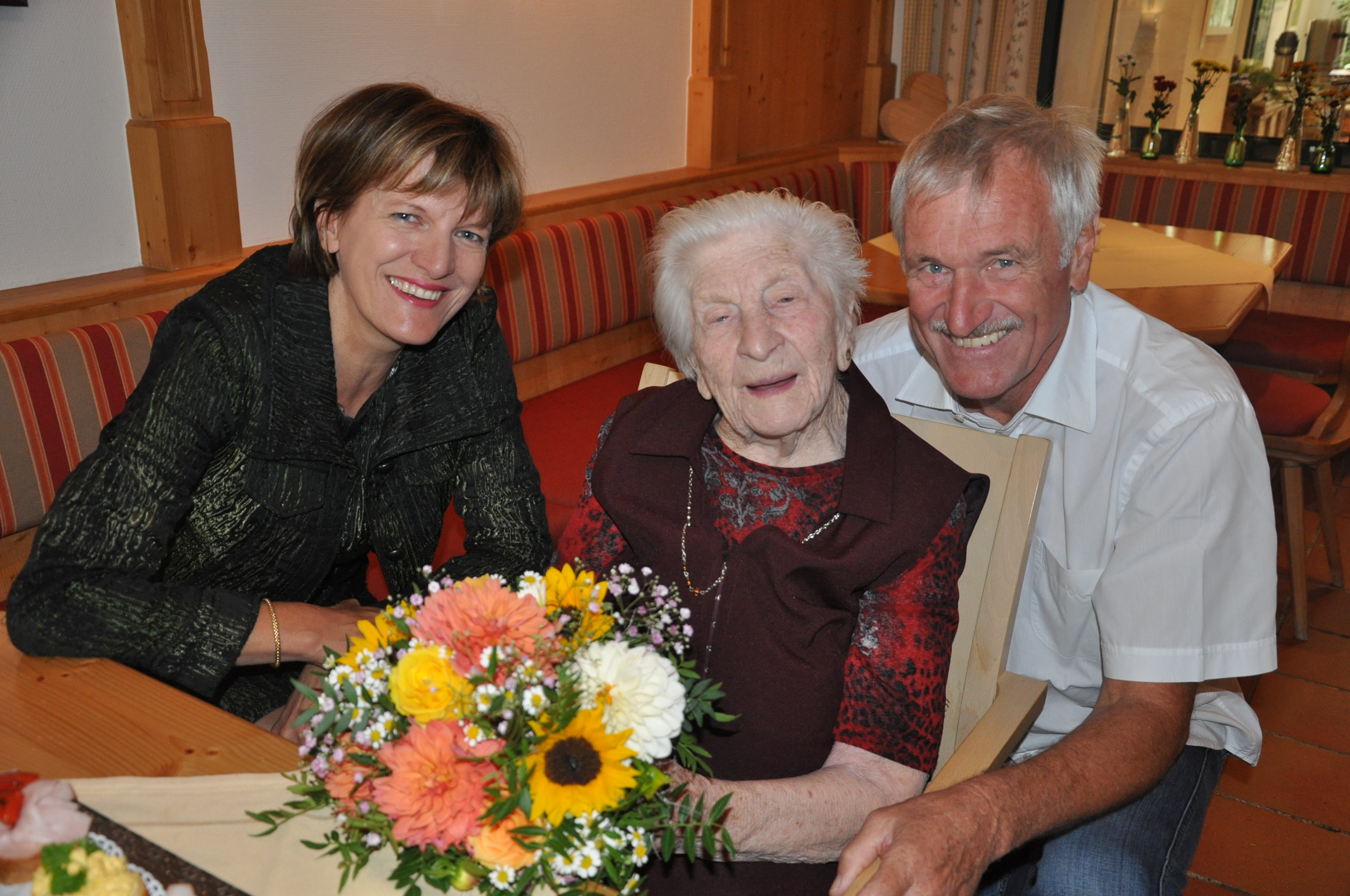 Das 103-jährige „Geburtstagskind“ Rosa Hanser unterhielt sich prächtig mit Bürgermeisterin Christine Oppitz-Plörer und Heimleiter Dr. Heinz Lemmerer.