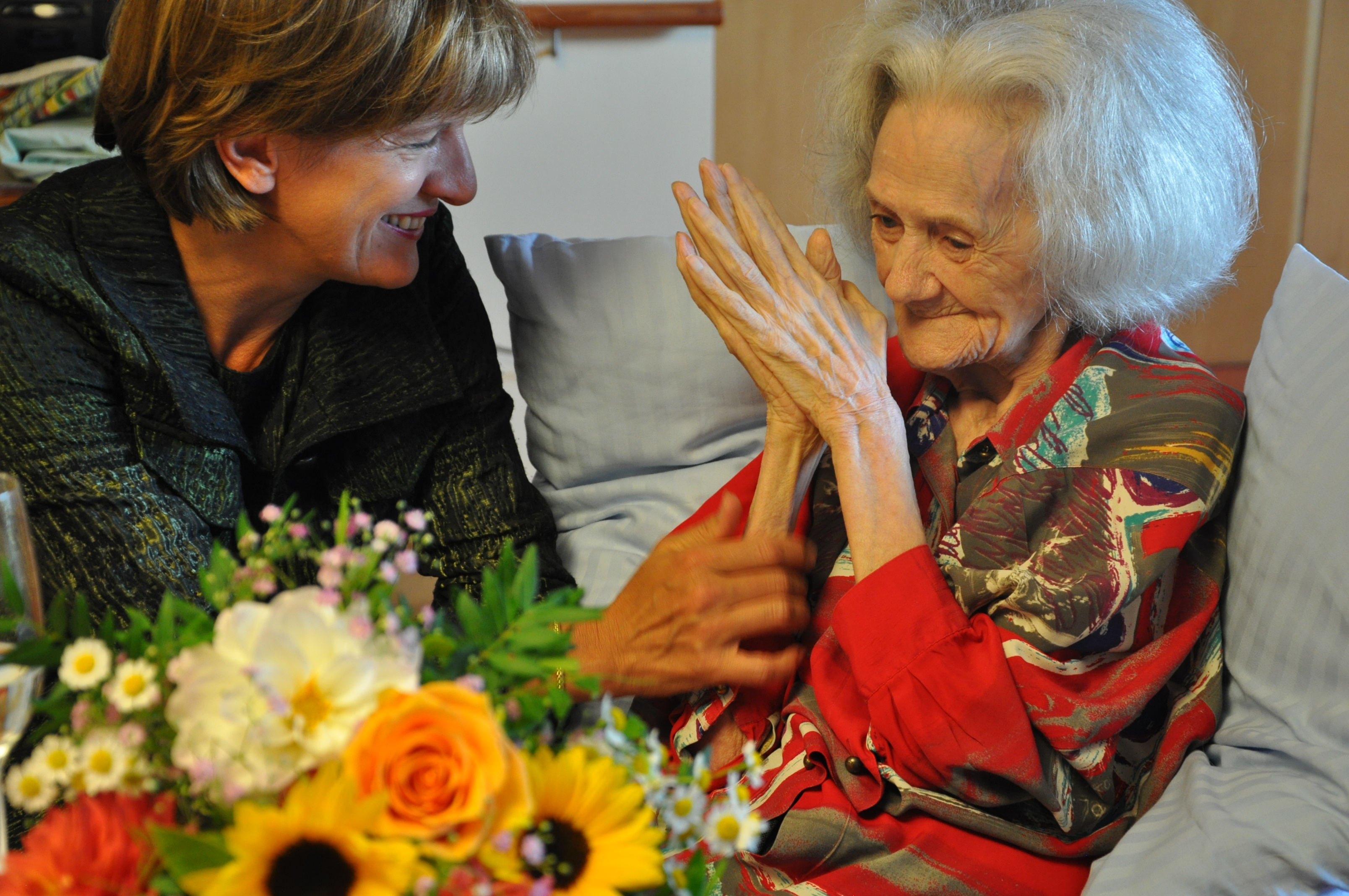 Die 102-jährige Augustine Kutzler freute sich über den spätsommerlichen Blumengruß von Bürgermeisterin Christine Oppitz-Plörer.