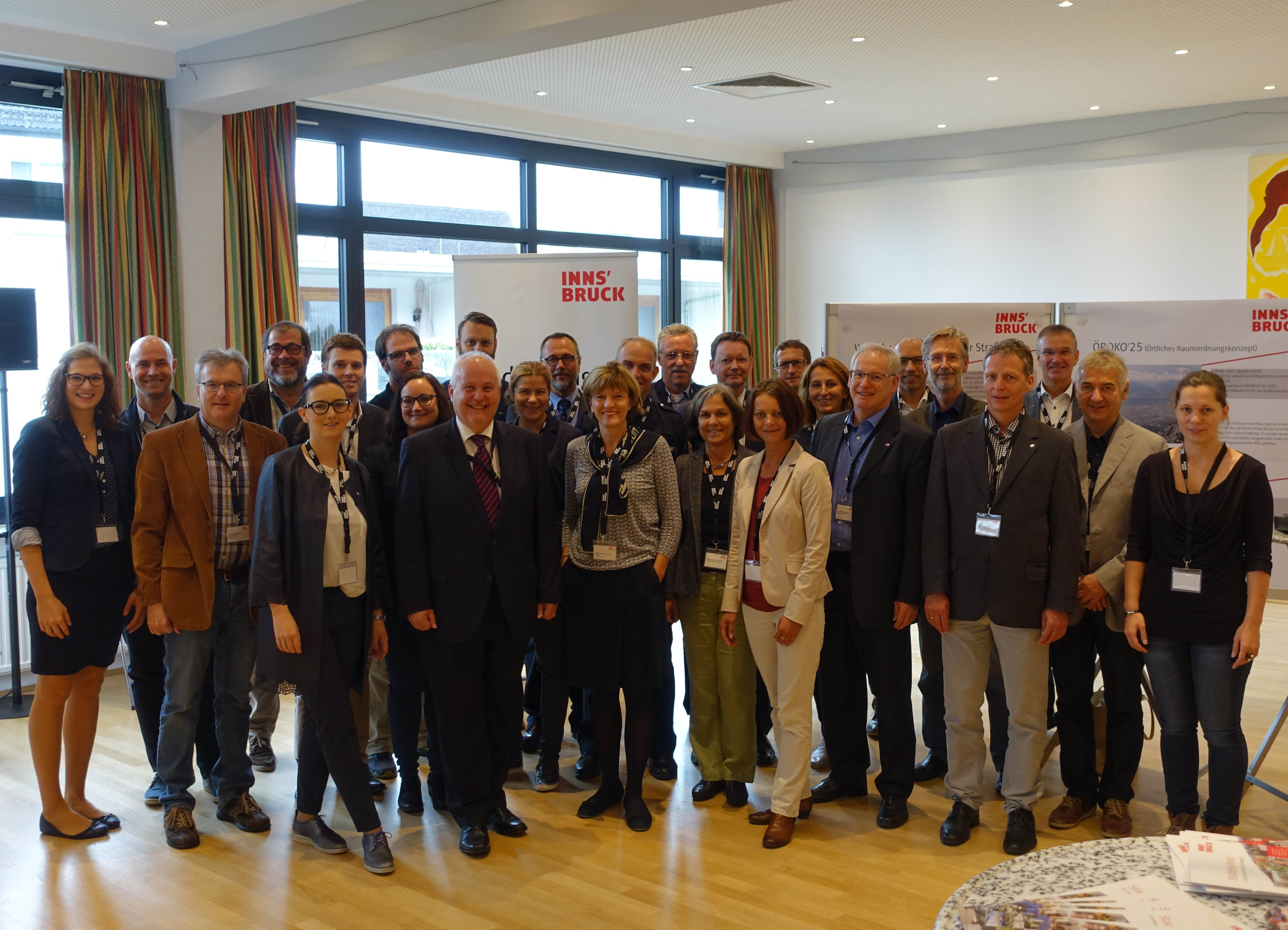 VertreterInnen aus Politik und Verwaltung rund um Bürgermeisterin Christine Oppitz-Plörer (vorne M.) freuten sich über den Beginn der Stadtteiltage.