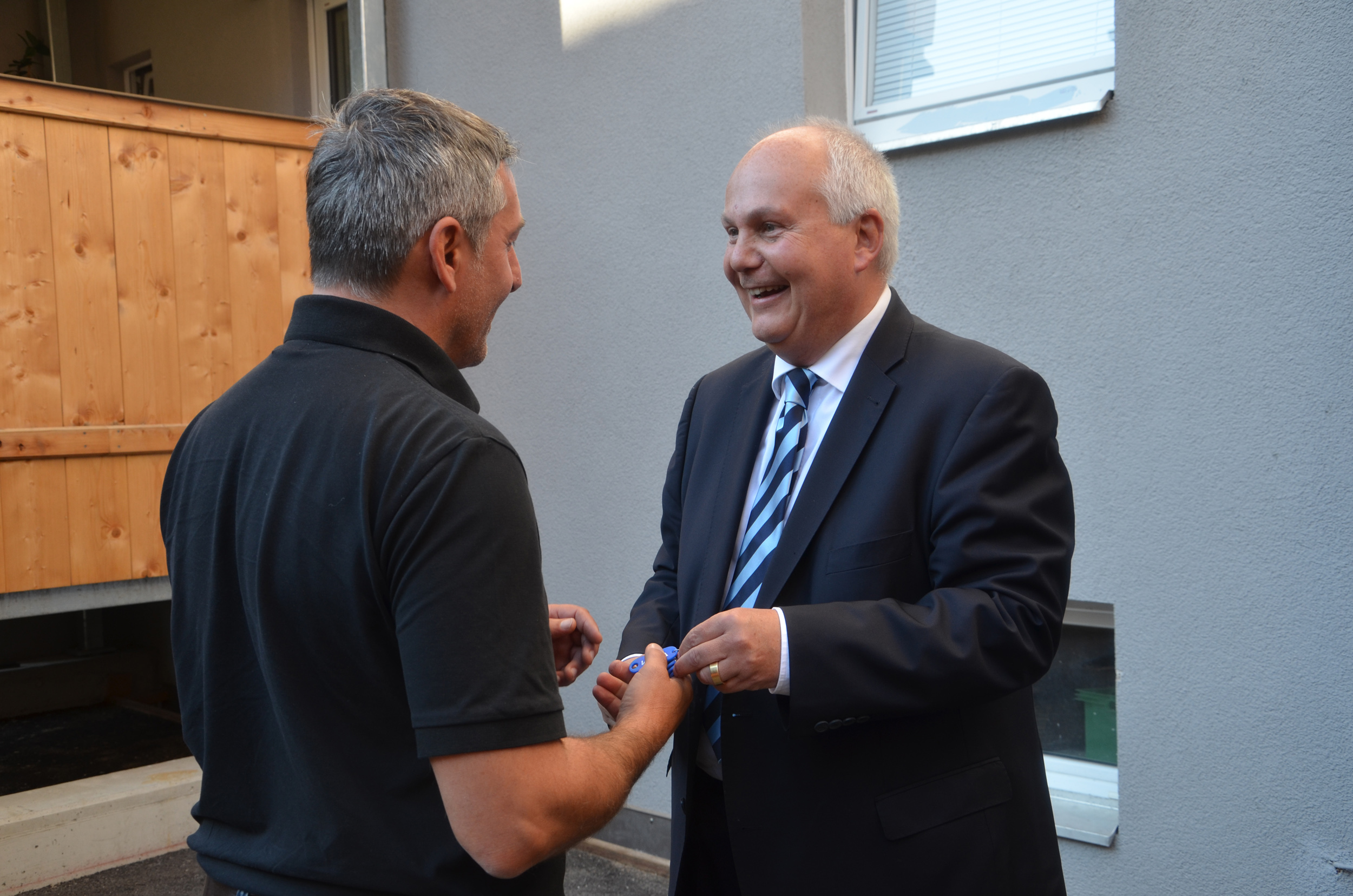 Bernhard Kersten (l.) übernahm mit Freude seinen Liftschlüssel von Stadtrat Andreas Wanker.