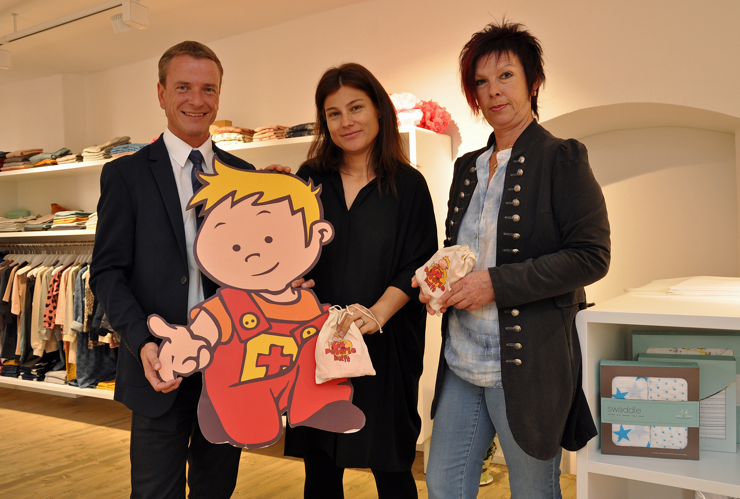 Vizebürgermeister Christoph Kaufmann und Referatsleiterin Uschi Klee begrüßten Manjola Pühringer (M.) als neues Mitglied bei „Peterle hilft“.