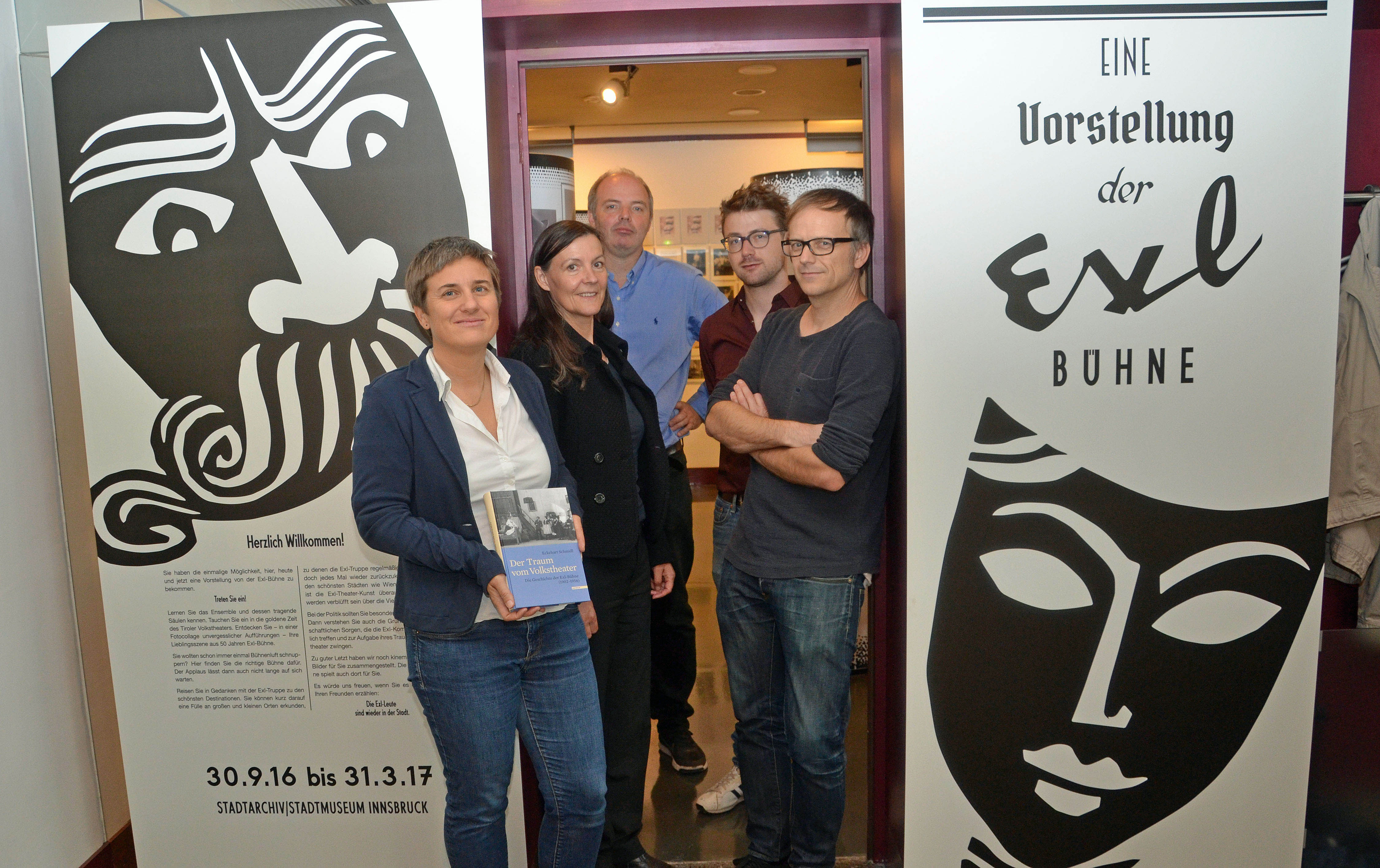 Holen die Geschichte der Exl-Bühne vor den Vorhang (v. l.): Renate Ursprunger, Maria-Luise Mayr, Lukas Morscher, Niko Hofinger und Benedikt Haid