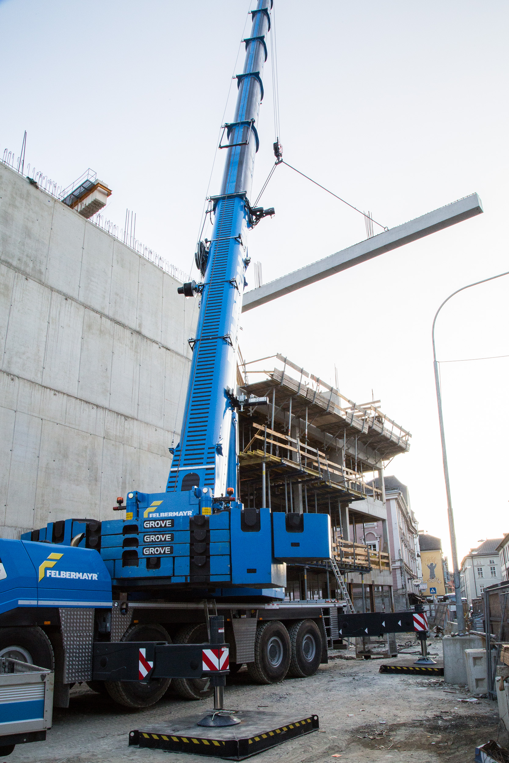 Der Spezialkran kann bis zu 250 Tonnen heben.