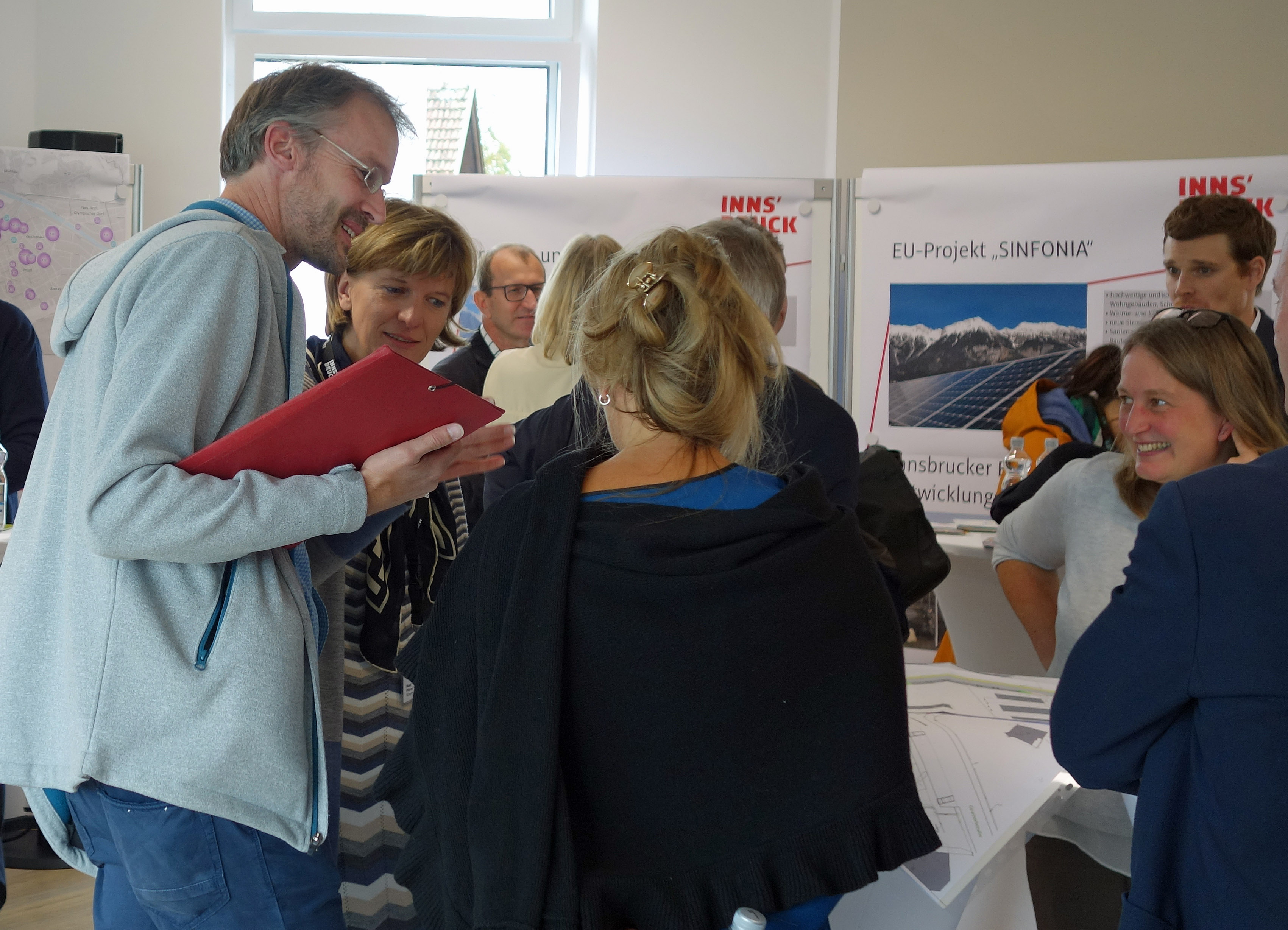 Bürgermeisterin Christine Oppitz-Plörer (links im Bild) nahm sich Zeit für die Anliegen der BewohnerInnen.