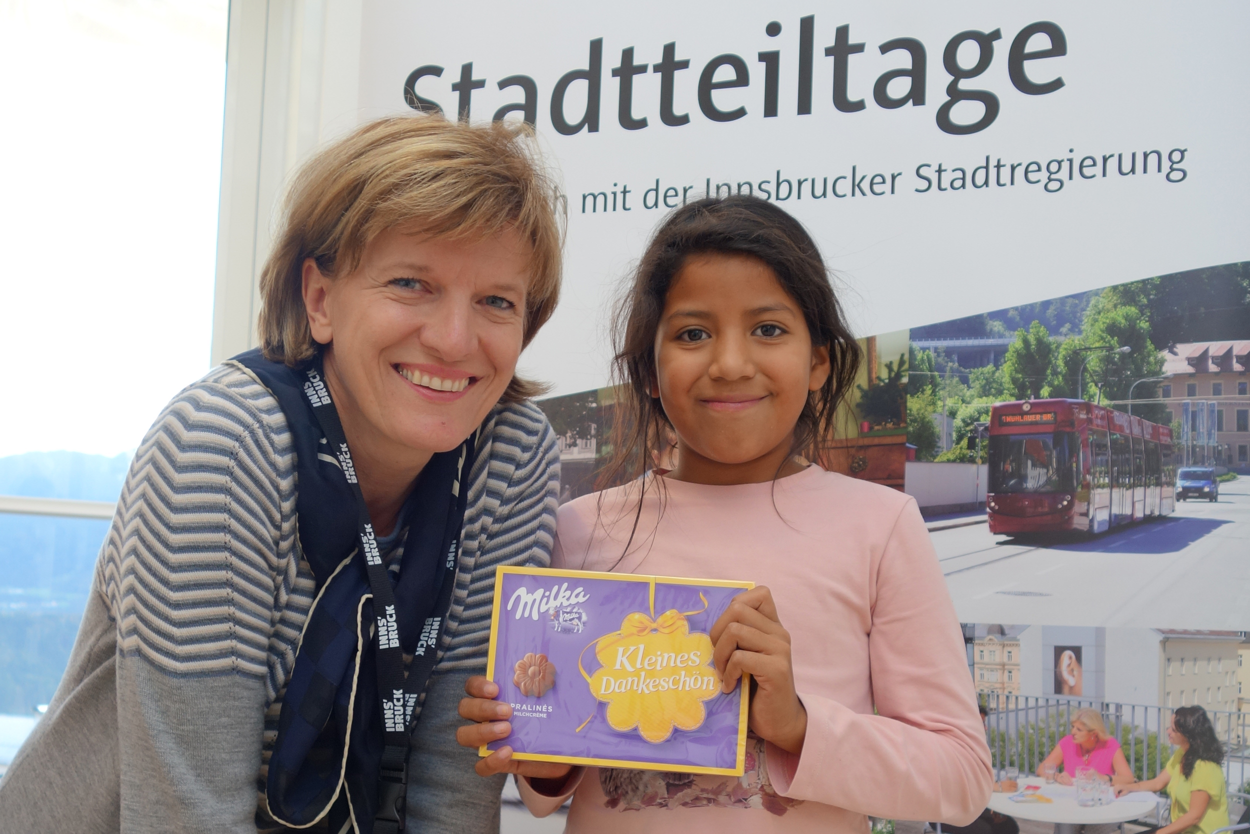 Maria Izabel (r.) schenkte "ihrer" Frau Bürgermeisterin Pralinen.