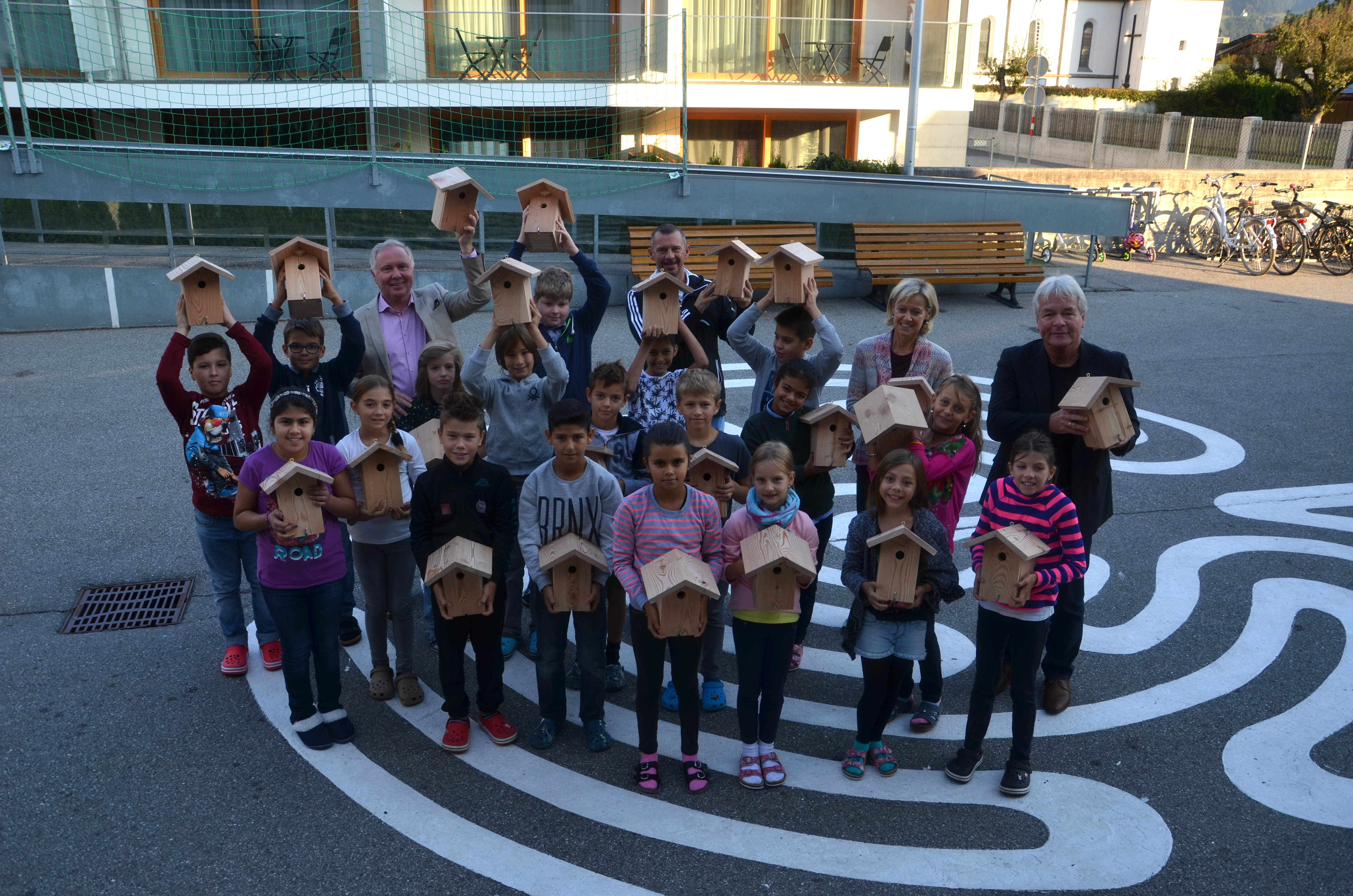 Die Kinder der VS Amras freuten sich sichtlich über die Geschenke aus Holz. Gemeinsam mit Karl Puelacher (hinten M.) und Direktor Christian Bramböck (hinten, 3.v.l.) und der Klassenlehrerin (hinten, 2.v.r.) zeigten Sie diese Stadtrat Ernst Pechlaner (r.)