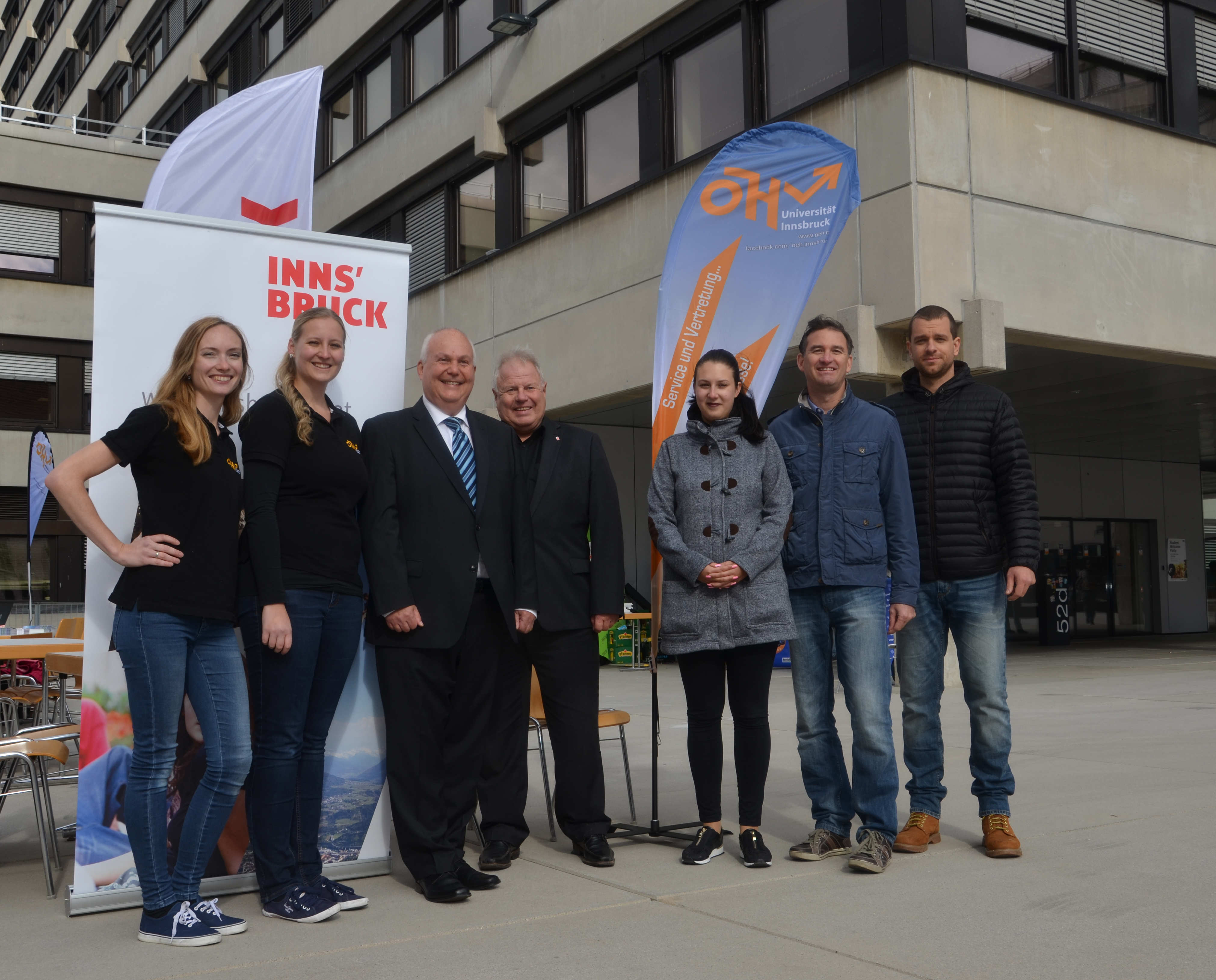 Tipps für Studenten in Wohnungsfragen: Wohnstadtrat Andreas Wanker (3. v.l.), Ronald Depaoli (Mitte, Amtsvorstand Wohnungsservice) und Tamara Zunic (3. v.r., Amt Wohnungsservice) mit (v.l.) Hermine Johanna Hirschvogl und Eva Wunderl (ÖH), Walter Vogt (Mietervereinigung) und Sebastiaan Murauer (InfoEck).