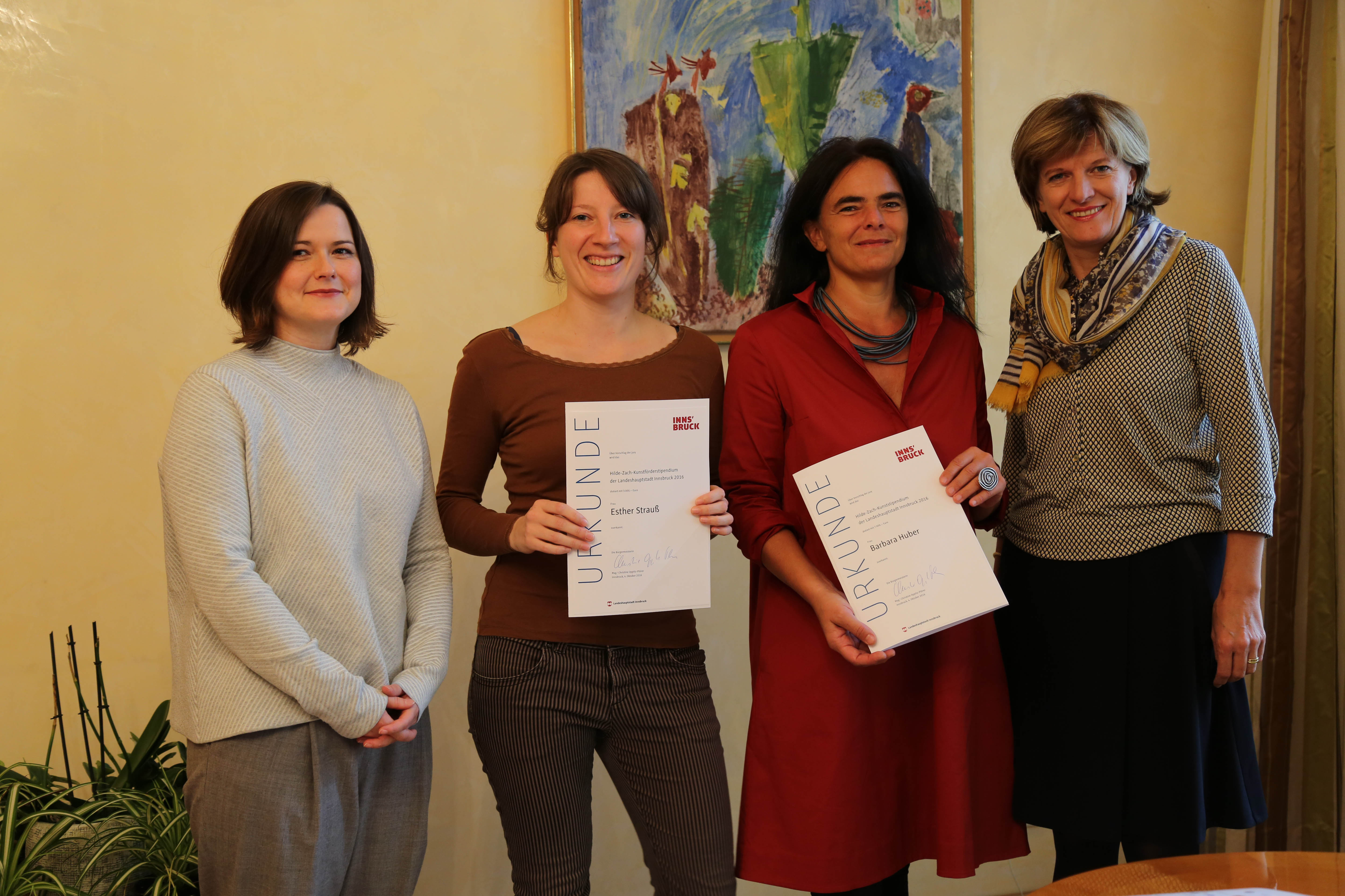 Die Hilde Zach-Kunststipendiatinnen 2016 Esther Strauß (2. v.l.) und Barbara Huber (2. v.r.) mit Bürgermeisterin Christine Oppitz-Plörer und Natalie Pedevilla (Referentin Bildende Kunst und Kulturprojekte).