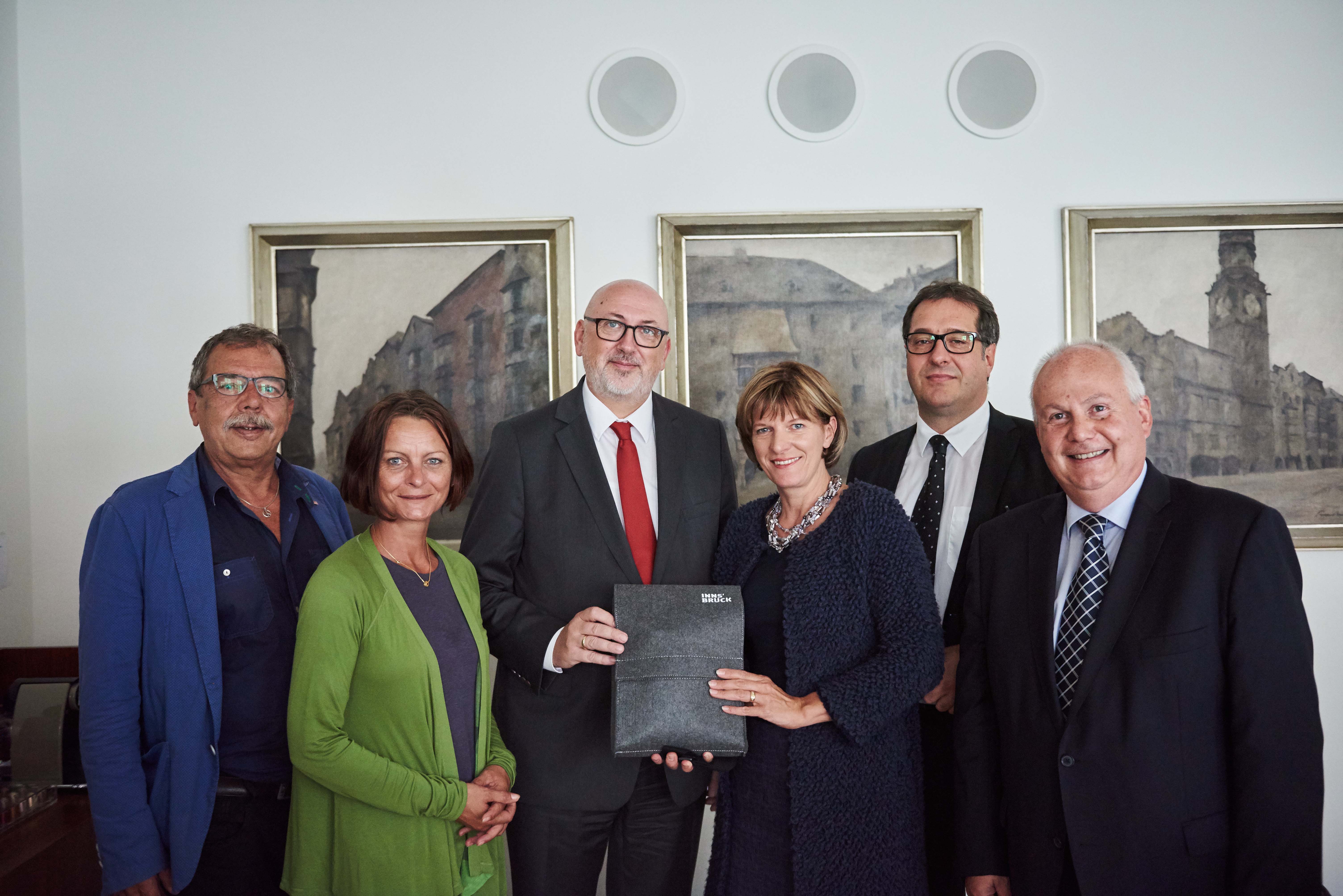 CEO Andreas Matthä (3. v. l.) wurde im Innsbrucker Rathaus von Stadtrat Gerhard Fritz, Vizebürgermeisterin Sonja Pitscheider, Bürgermeisterin Oppitz-Plörer, Stadtrat Franz X. Gruber und Stadtrat Andreas Wanker (v. l.) in Empfang genommen.