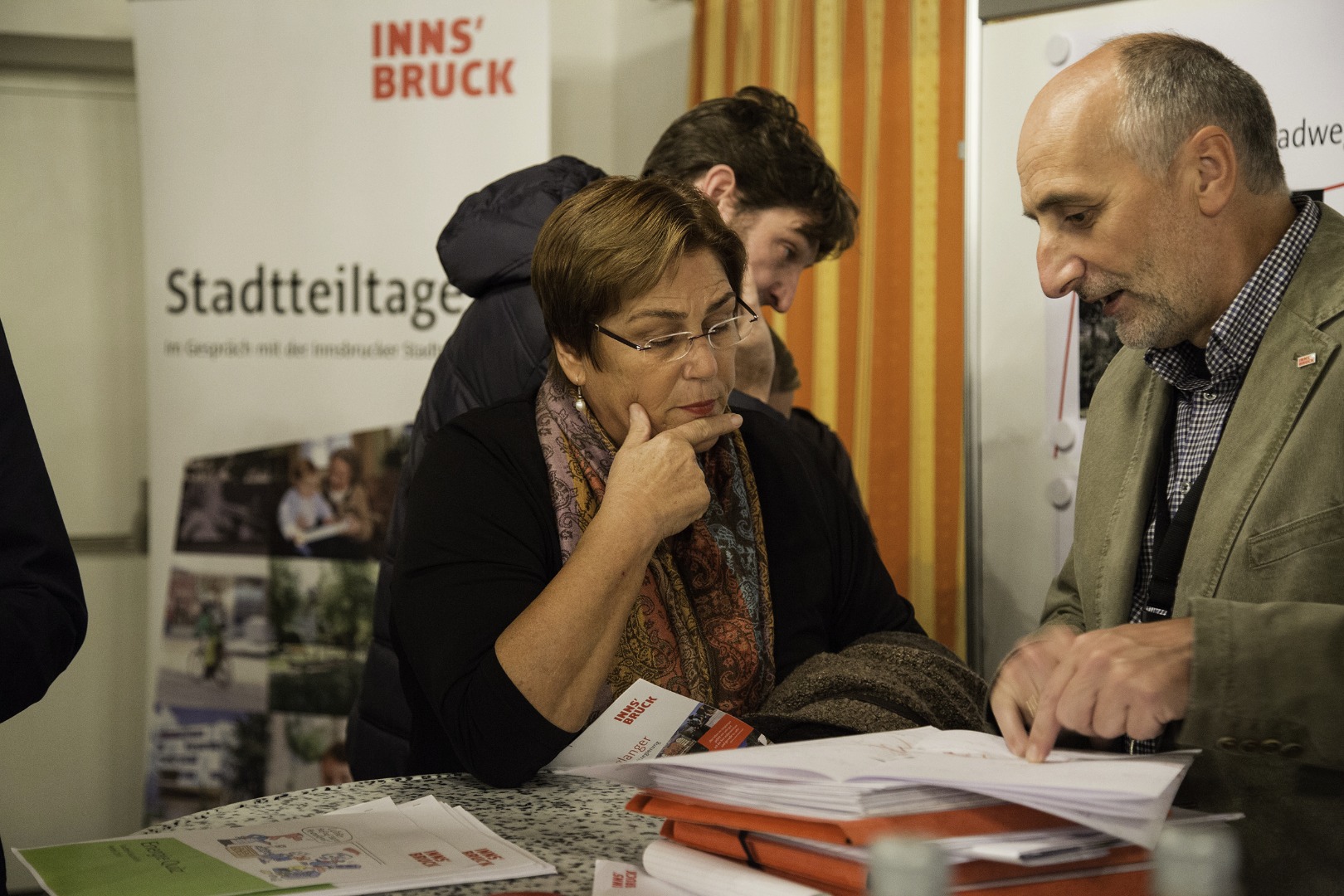 Christian Schoder (Amt für Tiefbau und Planung; r.) stand BesucherInnen für Fragen zur Verfügung.