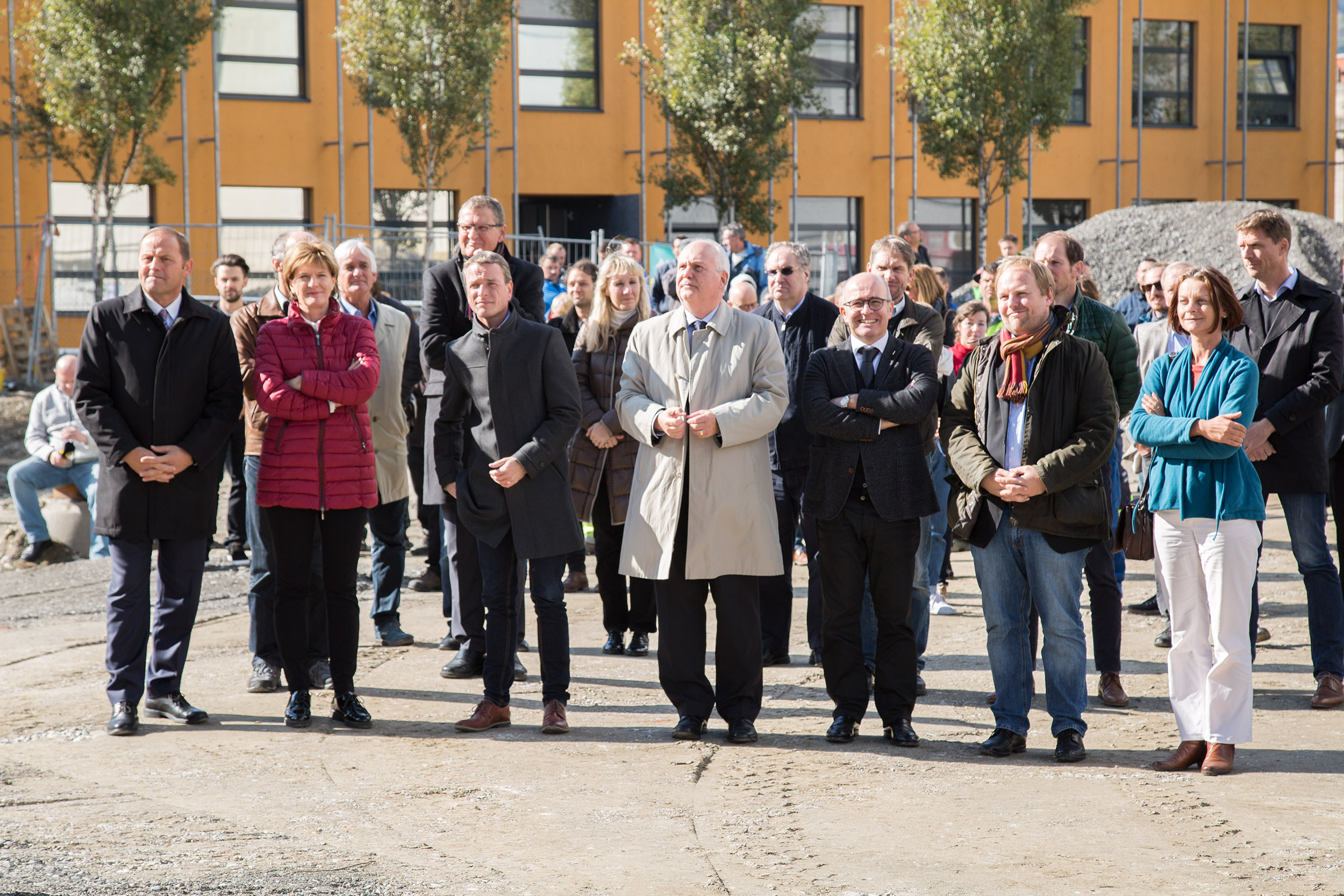 Zahlreiche Gäste aus Wirtschaft und Politik fanden sich bei der Firstfeier des neuen Kletterzentrums am WUB-Areal ein (1. Reihe v.l.): LH-Stv. Josef Geisler, Bürgermeisterin Christine Oppitz-Plörer, Vizebürgermeister Christoph Kaufmann, Stadtrat Andreas Wanker, GR Markus Stoll, GR Lucas Krackl und Vizebürgermeisterin Sonja Pitscheider.