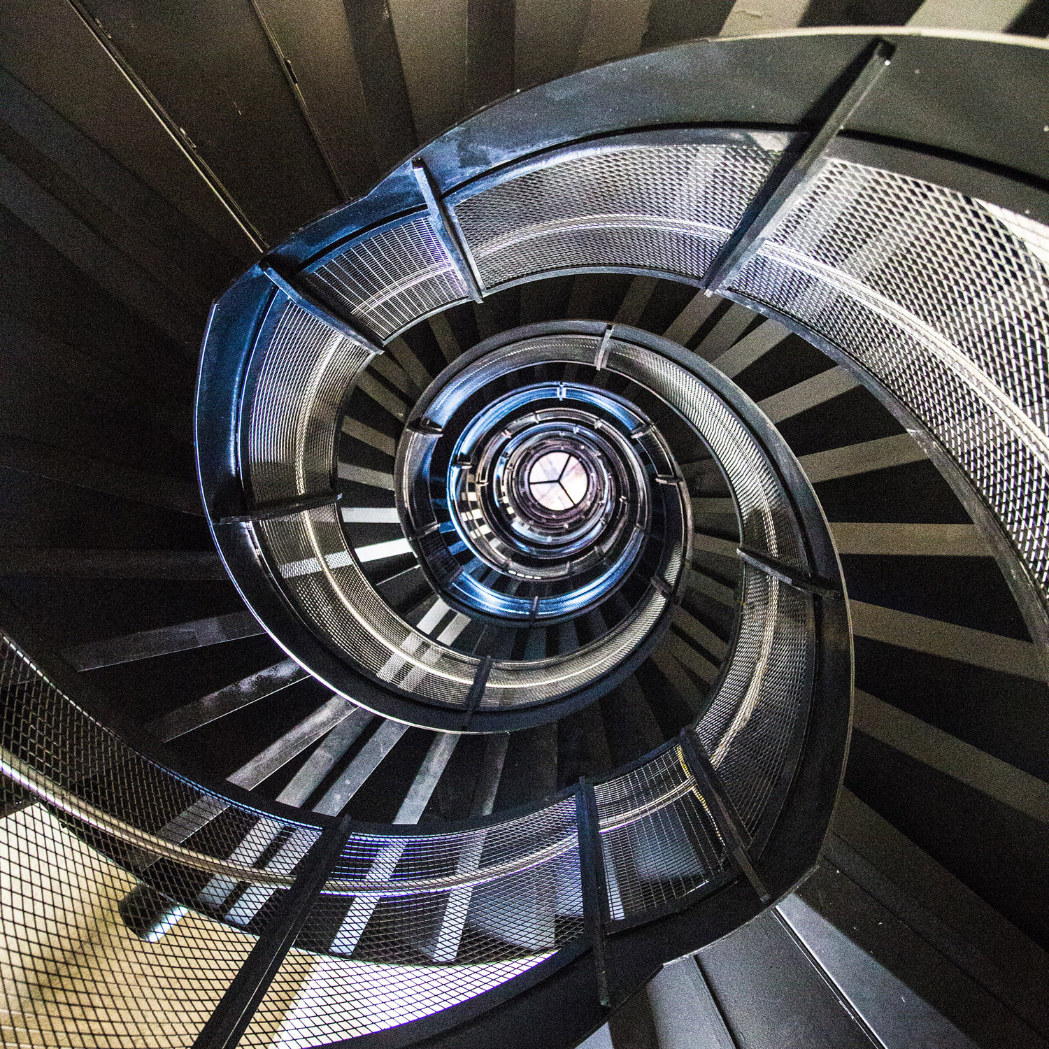 Wie eine Doppelhelix schlängelt sich die neue Treppe im Innsbrucker Stadtturm hinauf.