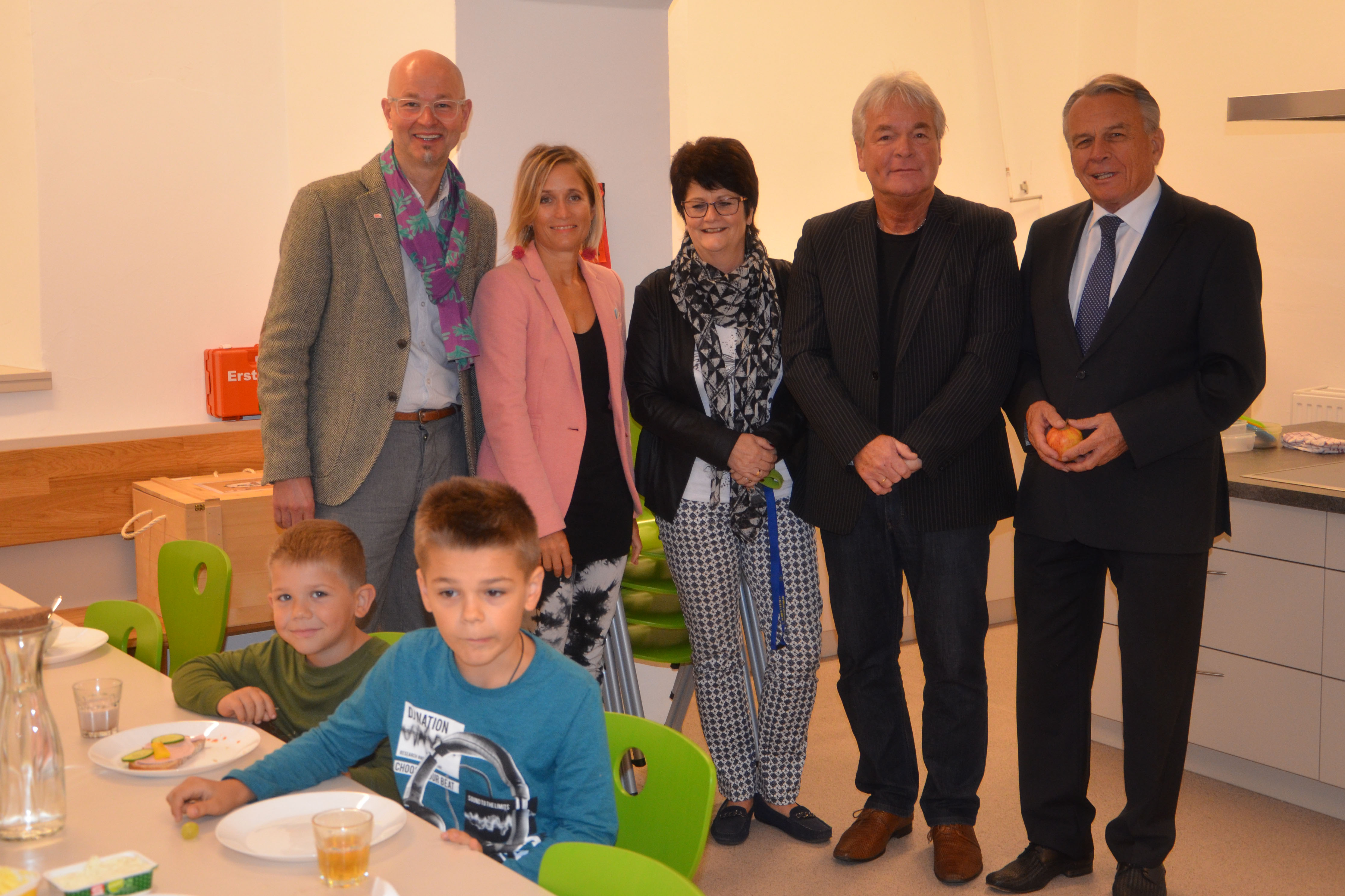 Überzeugten sich vom gesunden Frühstück beim „Breakfast Club“ (v. l.): Werner Leithmayer, Kerstin Egger, Angelika Rädler (Direktorin der VS Pradl Leitgeb 2), Stadtrat Ernst Pechlaner und Harald Schneider