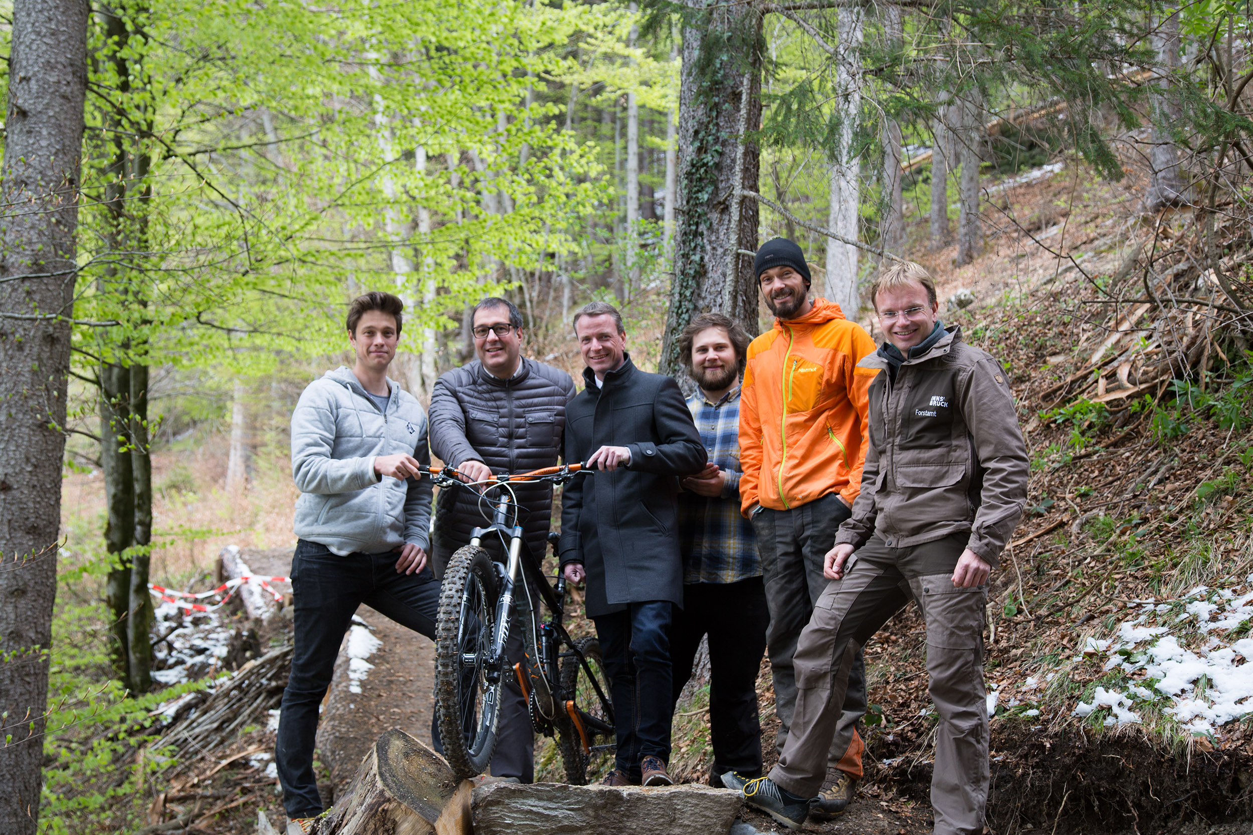 Bei der Besichtigung zum Baustart des Arzler Alm Trails (v.l.): Bauleiter Benni Purner, Stadtrat Franz X. Gruber, Max Schmidt (MIT), Patrick Meraner (Obmann MIT), Vizebürgermeister Christoph Kaufmann und Projektleiter Albuin Neuner vom städtischen Amt für Land- und Forstwirtschaft