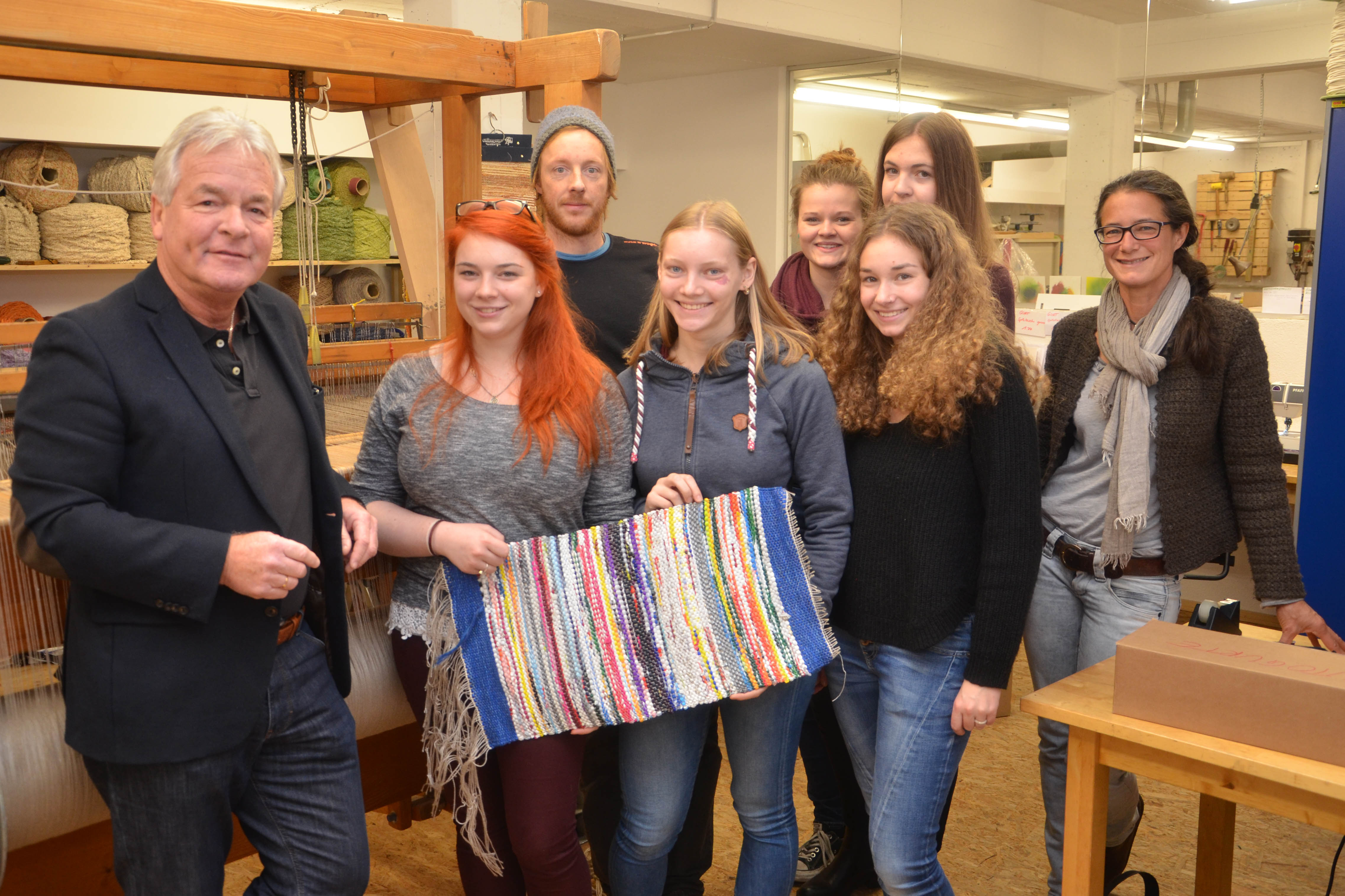 Stadtrat Ernst Pechlaner stattete der Caritas-Einrichtung „abrakadabra“ einen Besuch ab. Die jungen Freiwilligen präsentierten gemeinsam mit den BetreuerInnen ihre Arbeit.