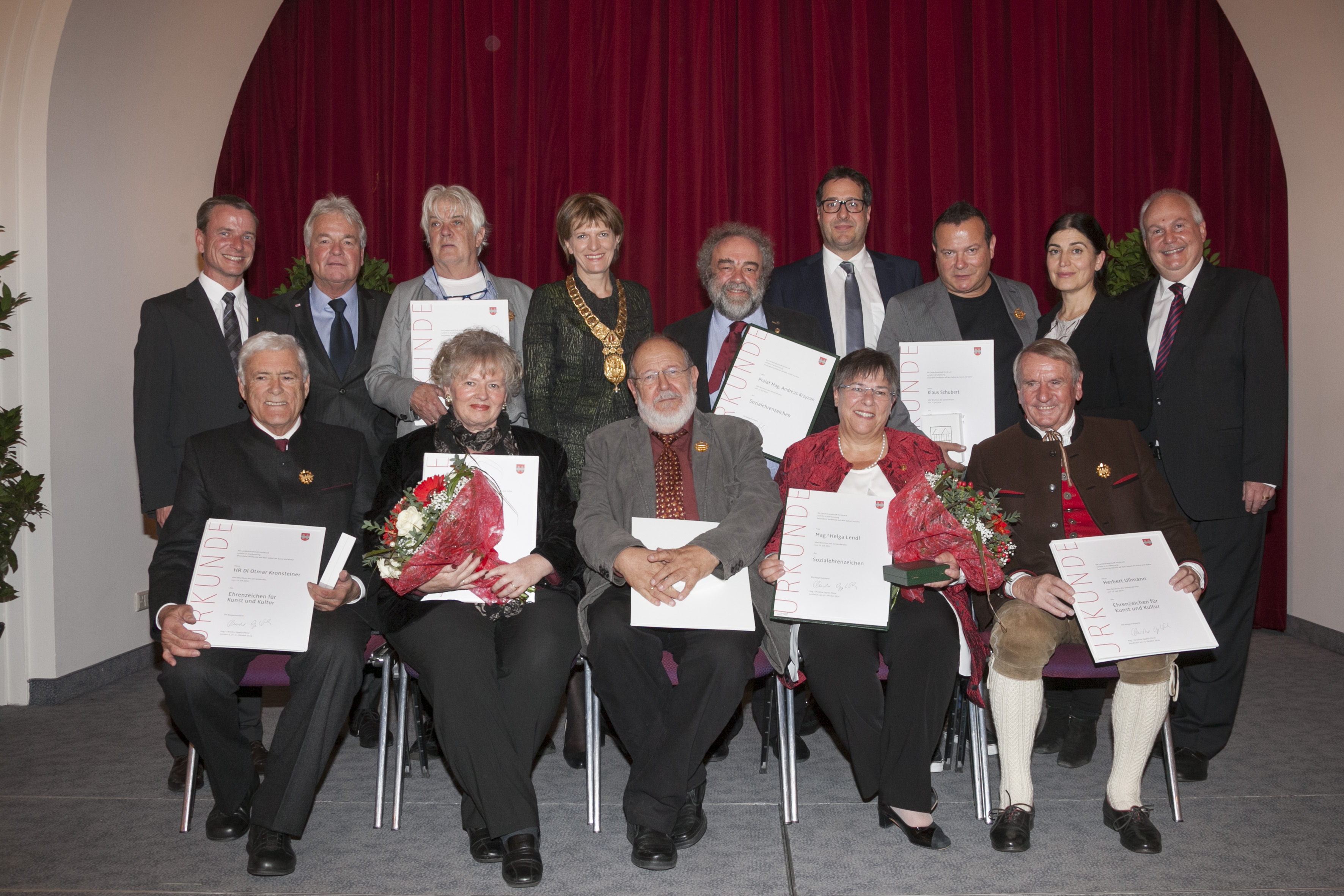 Vizebürgermeister Christoph Kaufmann, Stadtrat Ernst Pechlaner, Bürgermeisterin Mag.a Christine Oppitz-Plörer, Stadtrat Franz X. Gruber, GRin Univ. Prof.in Dr.in Patrizia Moser und Stadtrat Andreas Wanker gratulierten den Kultur- und SozialehrenzeichenträgerInnen des Jahres 2016.