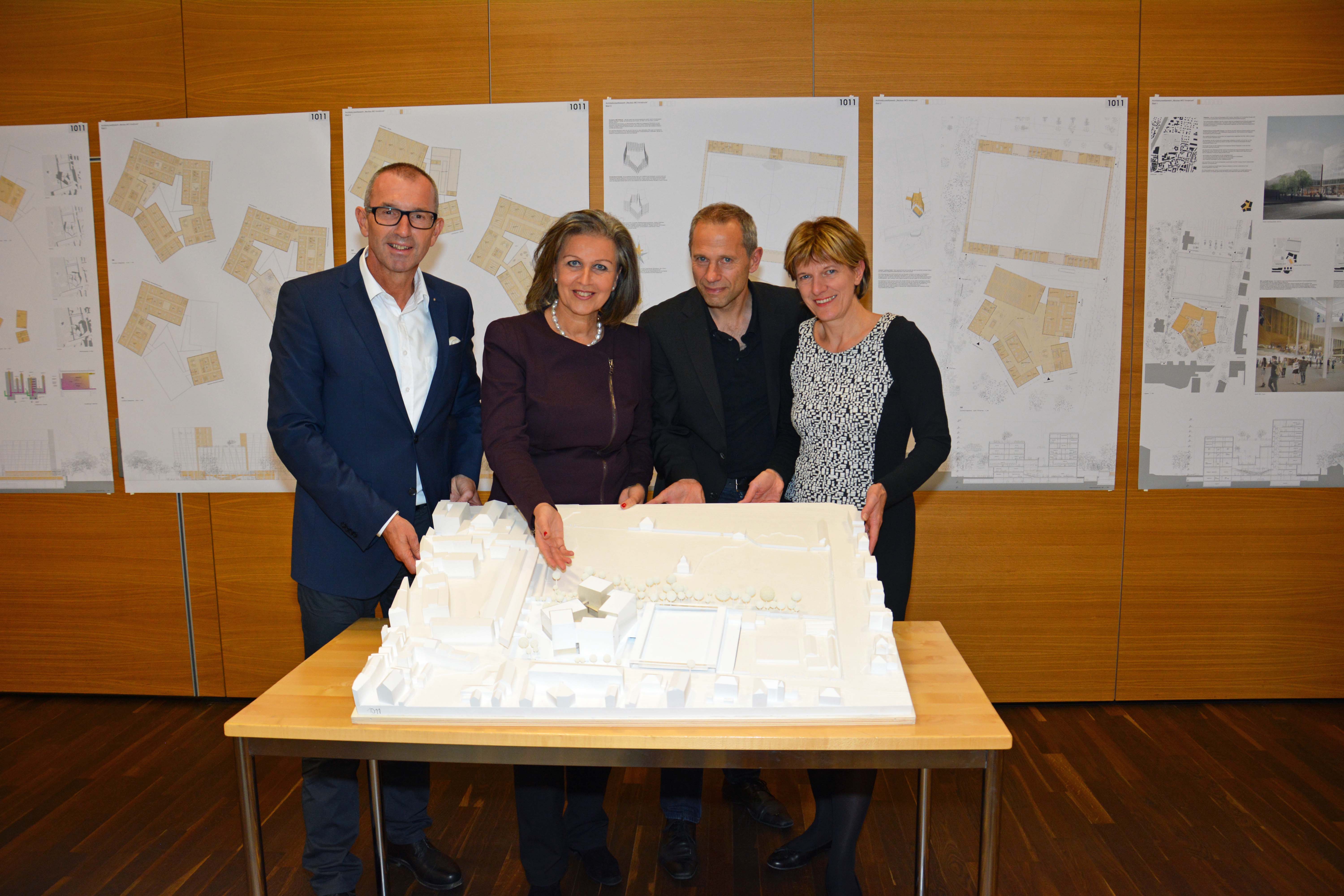 Präsentieren das Siegerprojekt: V. li. MCI-Rektor und Geschäftsführer Andreas Altmann, LRin Patrizia Zoller-Frischauf, Juryvorsitzender Architekt Dietmar Feichtinger und Innsbrucks Bürgermeisterin Christine Oppitz-Plörer.