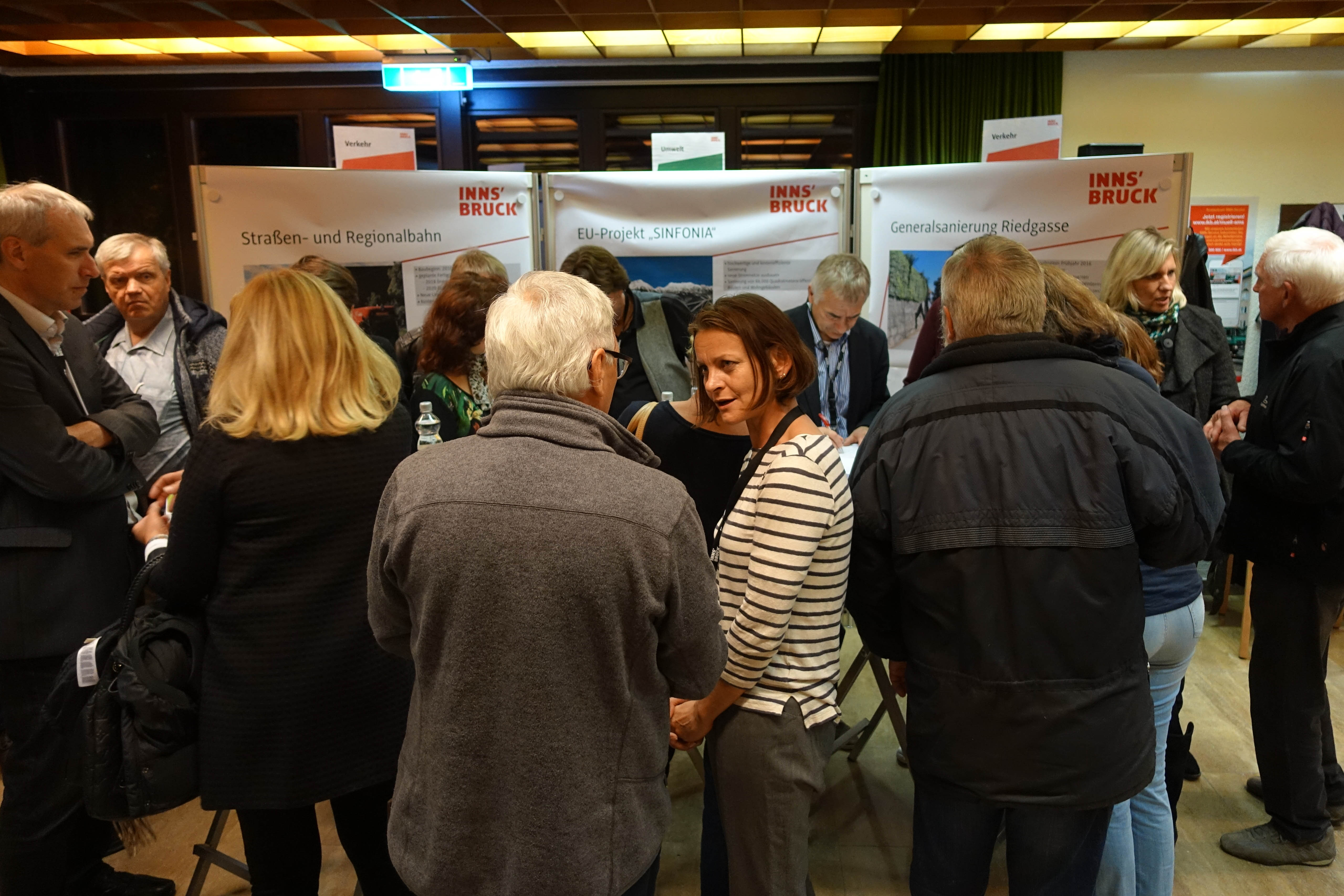 Besonders das Thema Verkehr war den HöttingerInnen ein Anliegen: Vizebürgermeisterin Sonja Pitscheider und ihr Team standen für Fragen zur Verfügung.