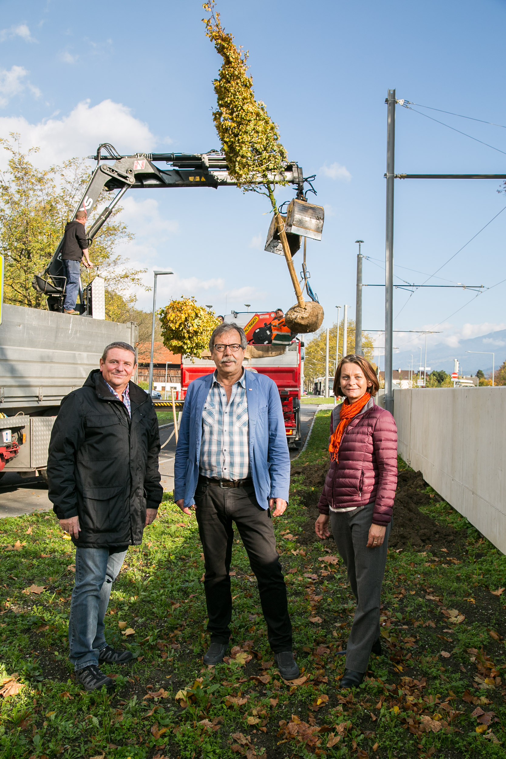 Bei der Baumpflanzung entlang der Nebenfahrbahn bei der Kranbitter Allee (v.l.): Harald Muhrer (Infrastruktur-Leiter IVB), Stadtrat Gerhard Fritz und Vizebürgermeisterin Sonja Pitscheider