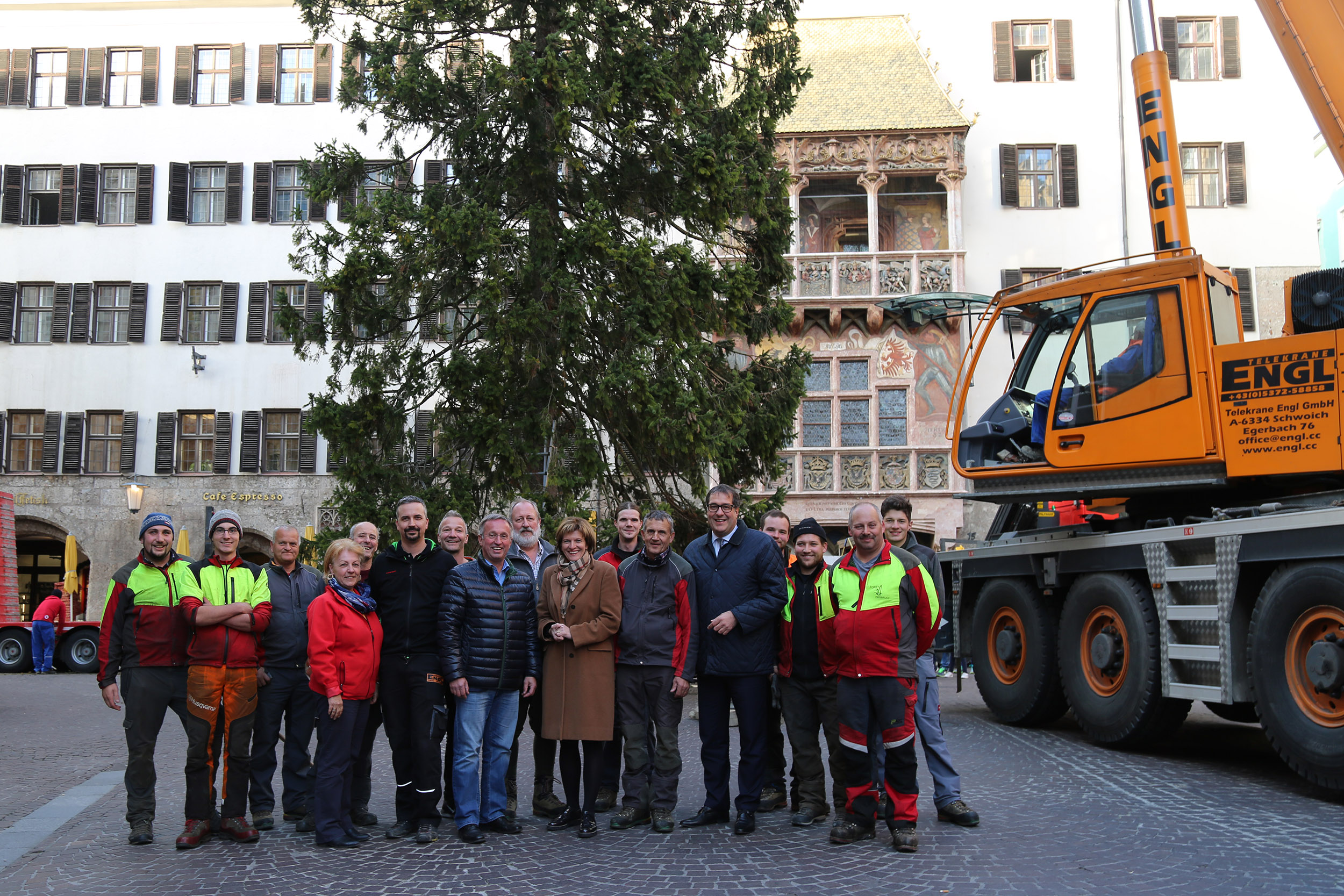 Bürgermeisterin Christine Oppitz-Plörer (Mitte), Bürgermeister Andreas Ehrenstrasser (Mitte links), Stadtrat Franz X. Gruber (5.v.r.), IAI-GF Robert Neuner (7.v.l.), Transporteur Martin Engl (6.v.l.) mit den Mitarbeitern des städtischen Forstamtes vor der Langkampfener Weihnachtsfichte beim Goldenen Dachl.