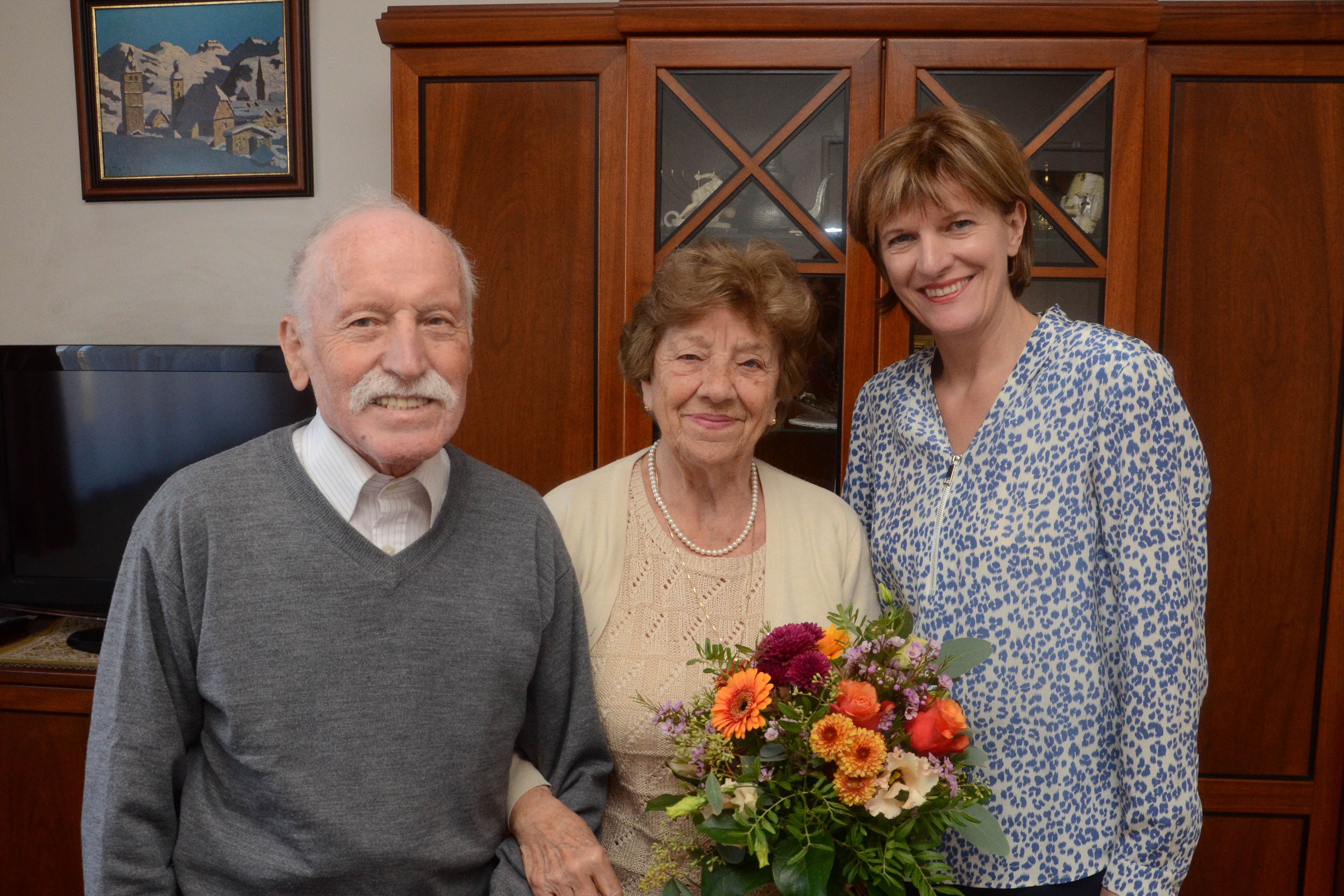 Guido und Theresia Schiener gehen bereits seit 65 Jahren als Ehepaar durchs Leben. Zu diesem Jubiläum gratulierte Bürgermeisterin Christine Oppitz-Plörer mit Blumen und Wein.