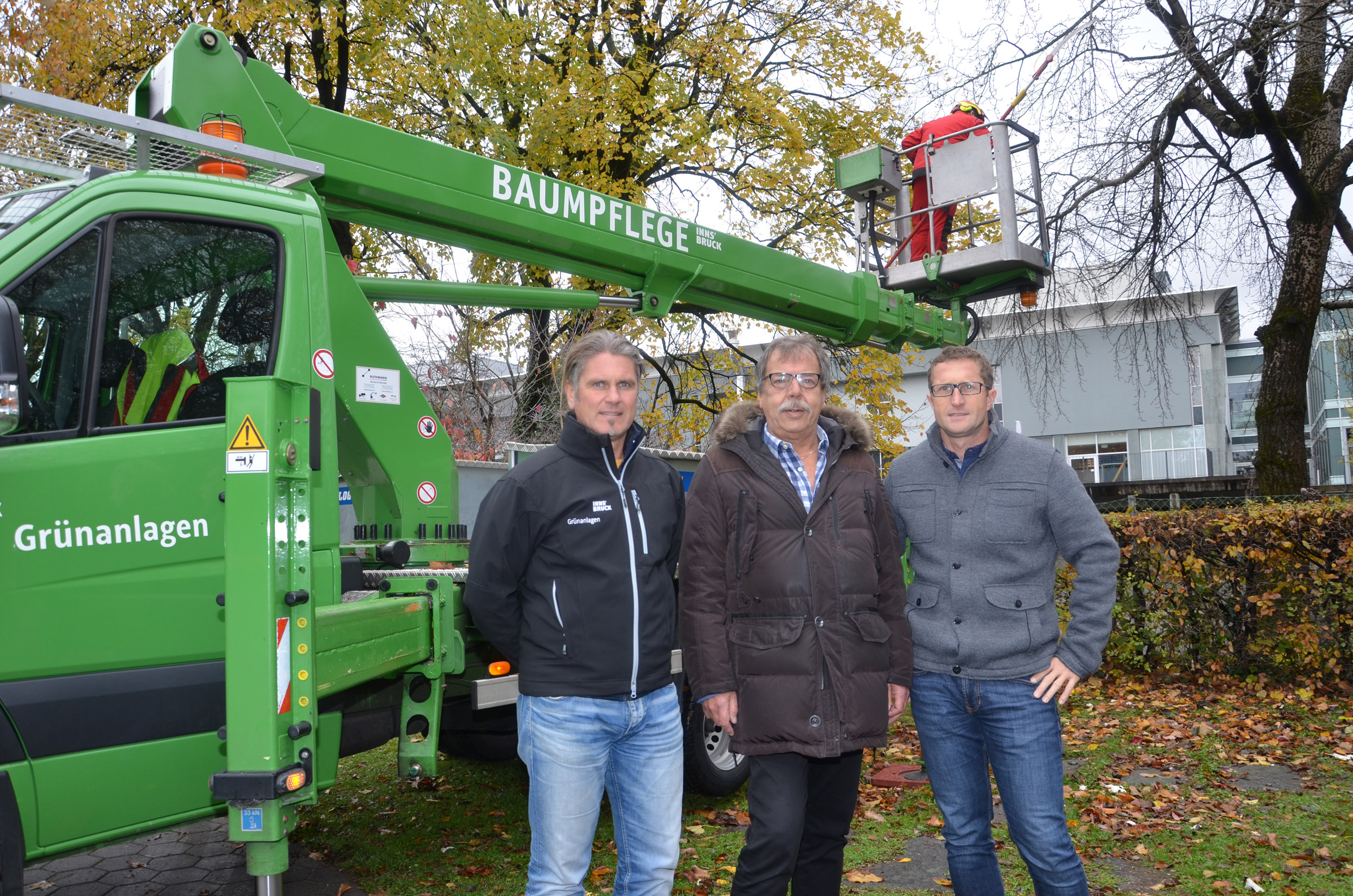 Stadtrat Gerhard Fritz (M.) sah sich mit Amtsleiter Thomas Klinger (r.) und Stefan Engele die Fortschritte vor Ort an.