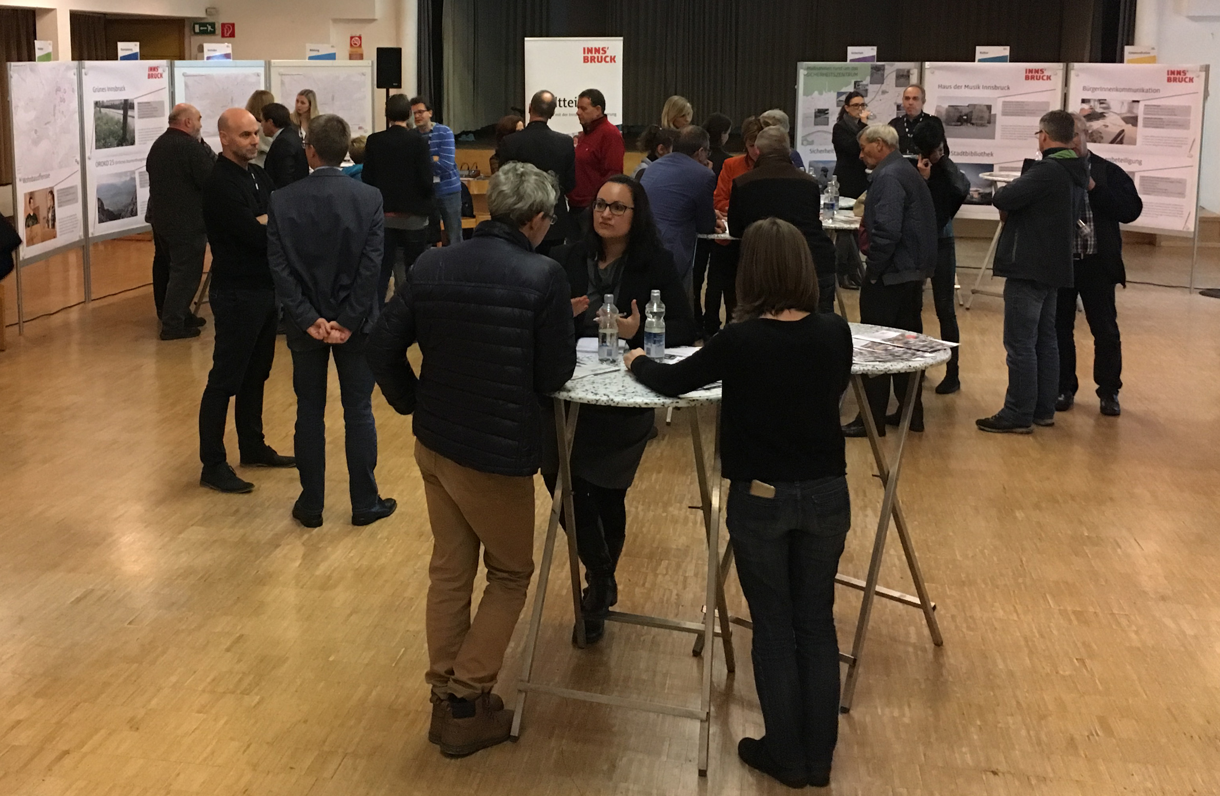 An verschiedenen Informationsständen bekamen Interessierte einen Einblick in städtische und stadtteilspezifische Projekte.