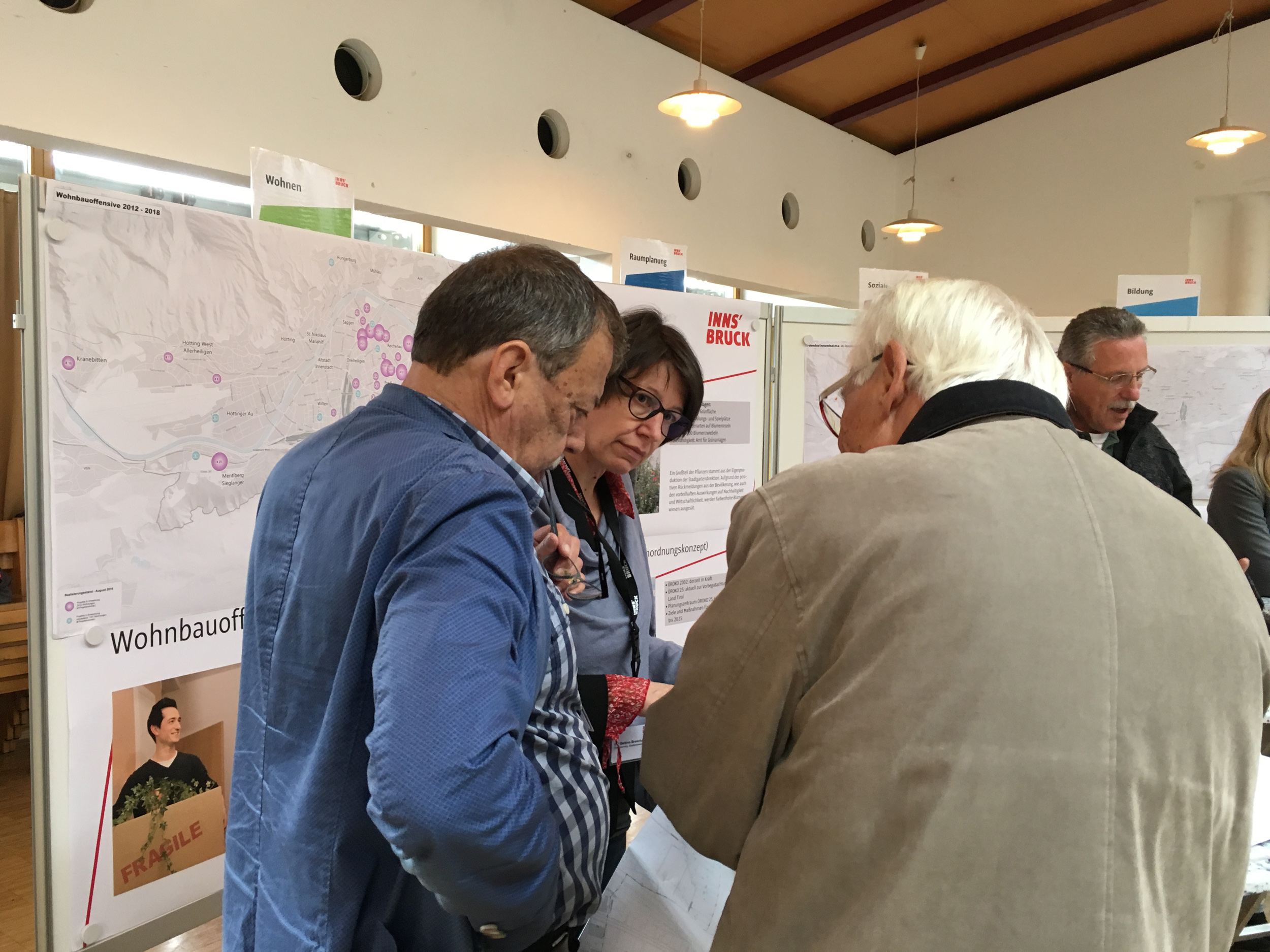 Stadtrat Gerhard Fritz (l.) und Bettina Breschar (Stadtplanung und Stadtentwicklung) informierten über die Entwicklung in Arzl.