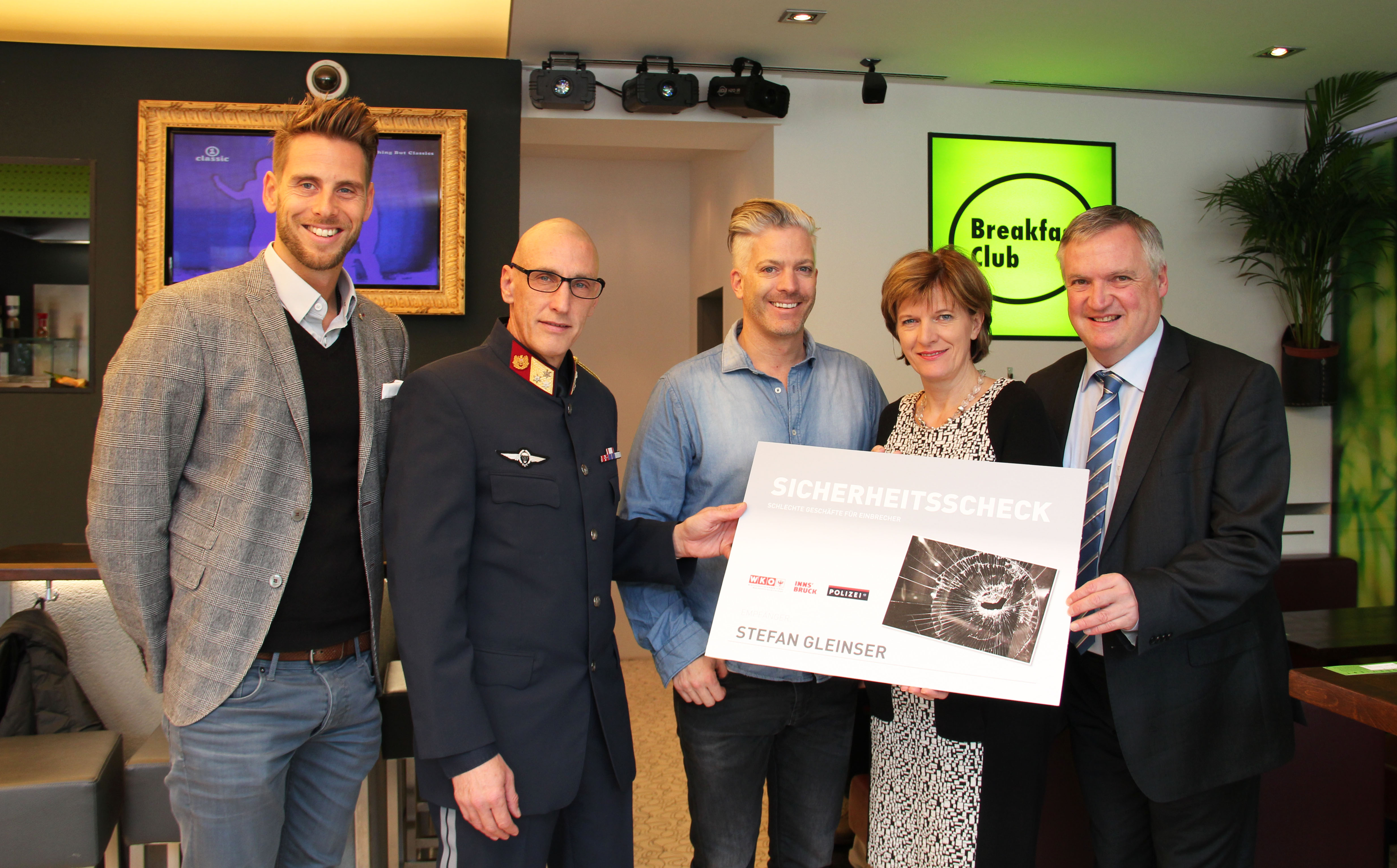 Freuen sich über die Übergabe des Sicherheitsschecks: Matthias Pöschl, WK-Bezirksstellenleiter Innsbruck-Stadt, Martin Kirchler, Stadtpolizeikommandant, Stefan Gleinser, Breakfast Club, Christine Oppitz-Plörer, Bürgermeisterin Stadt Innsbruck und Karl Ischia, WK-Bezirksobmann.