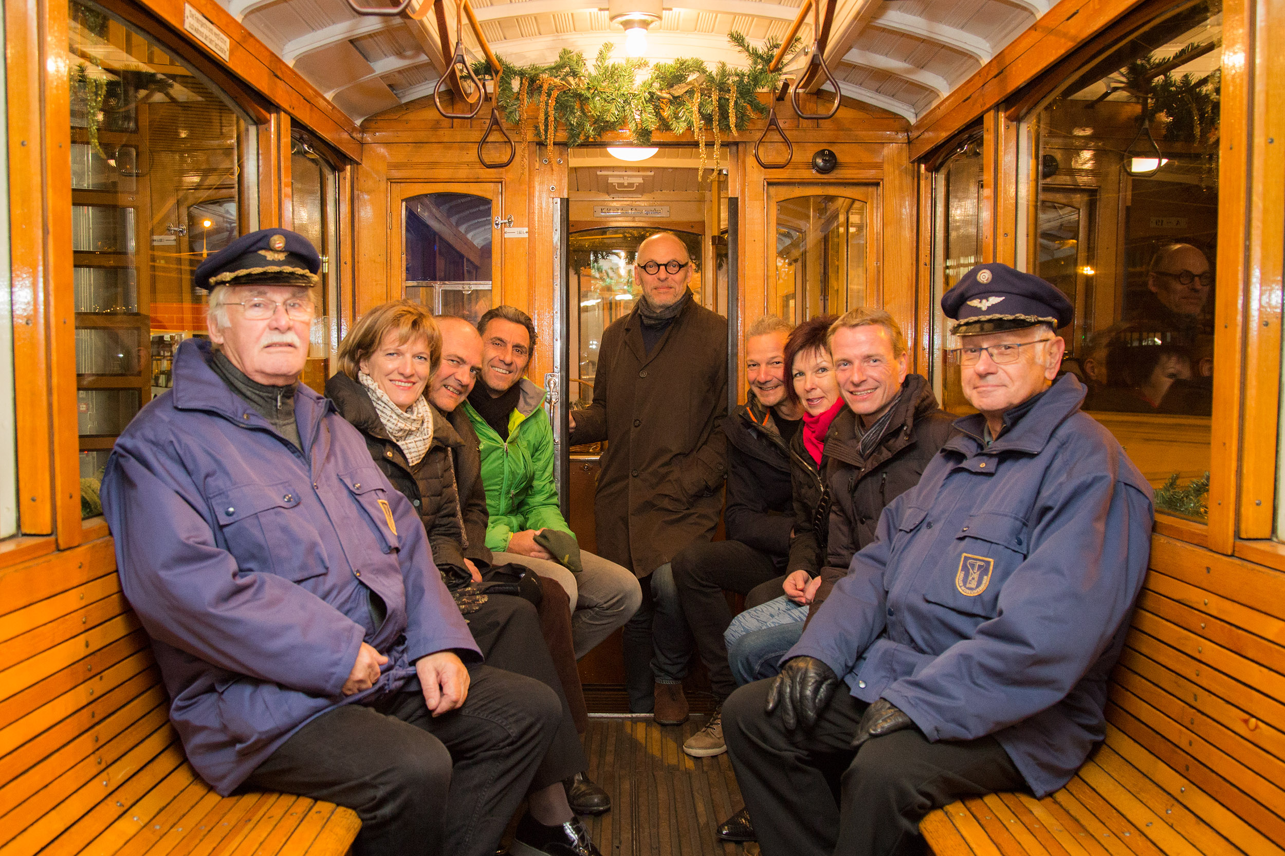 Die beiden Schaffner der Tiroler Museumsbahnen fuhren mit den Gästen (v.l.) Bürgermeisterin Christine Oppitz-Plörer, Tourismusverbandsobmann Karl Gostner, Christian Mark (Innsbruck Creativ VeranstaltungsGmbH), IVB-GF Martin Baltes, Robert Neuner (IAI VeranstaltungsGmbH), Uschi Klee (Referatsleiterin Frauen, Familien und SeniorInnen) und Vizebürgermeister Christoph Kaufmann routiniert durch Innsbrucks Straßen.